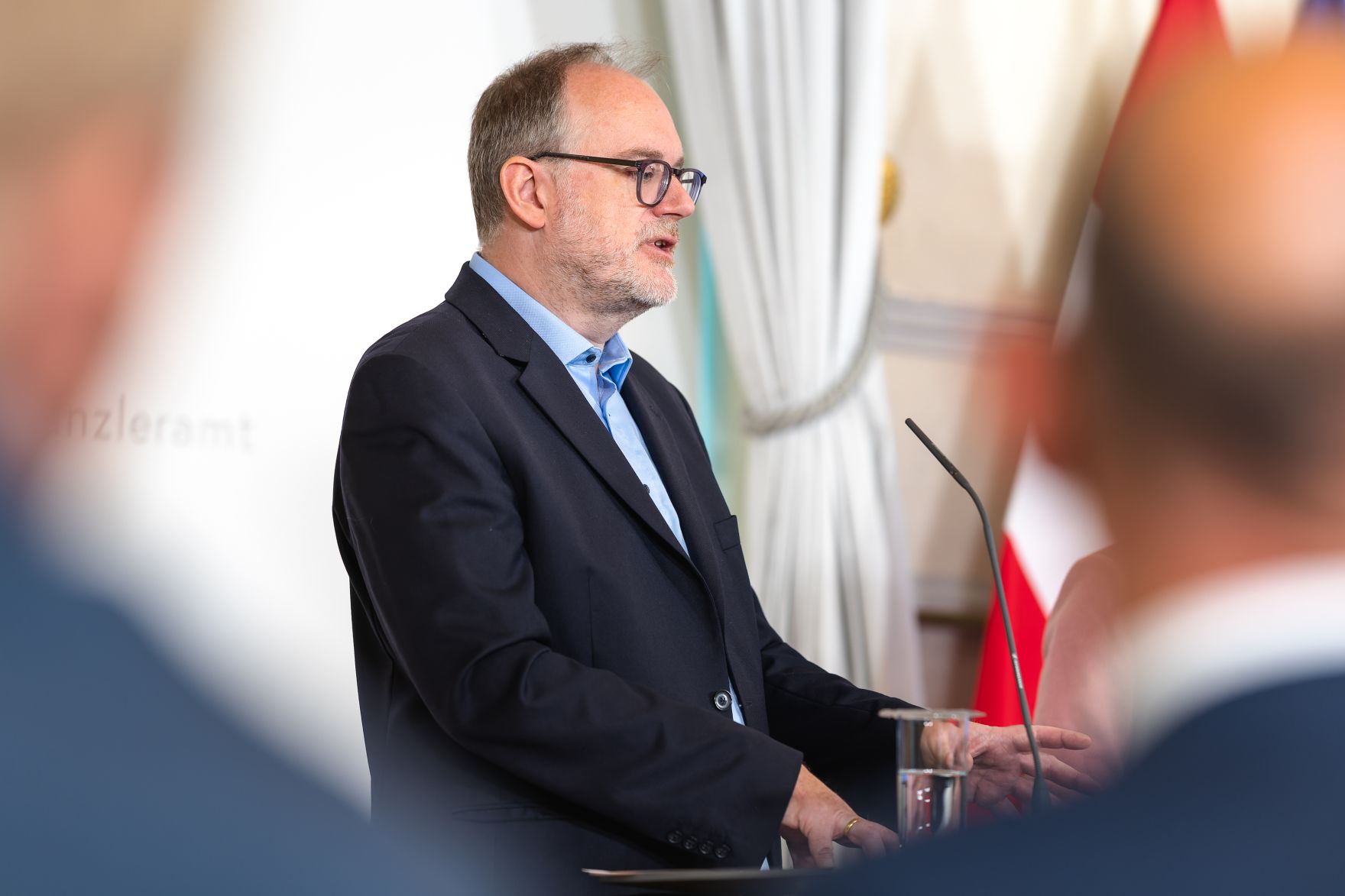 Am 16. Juli 2025 gab Bundesministerin Claudia Plakolm gemeinsam mit Stephan Marik-Lebeck (im Bild) von der Direktion Bev&ouml;lkerung der Statistik Austria, eine gemeinsame Pressekonferenz zum Thema Pr&auml;sentation des &bdquo;Statistischen Jahrbuchs 2025 - Migration und Integration&ldquo; im Bundeskanzleramt.