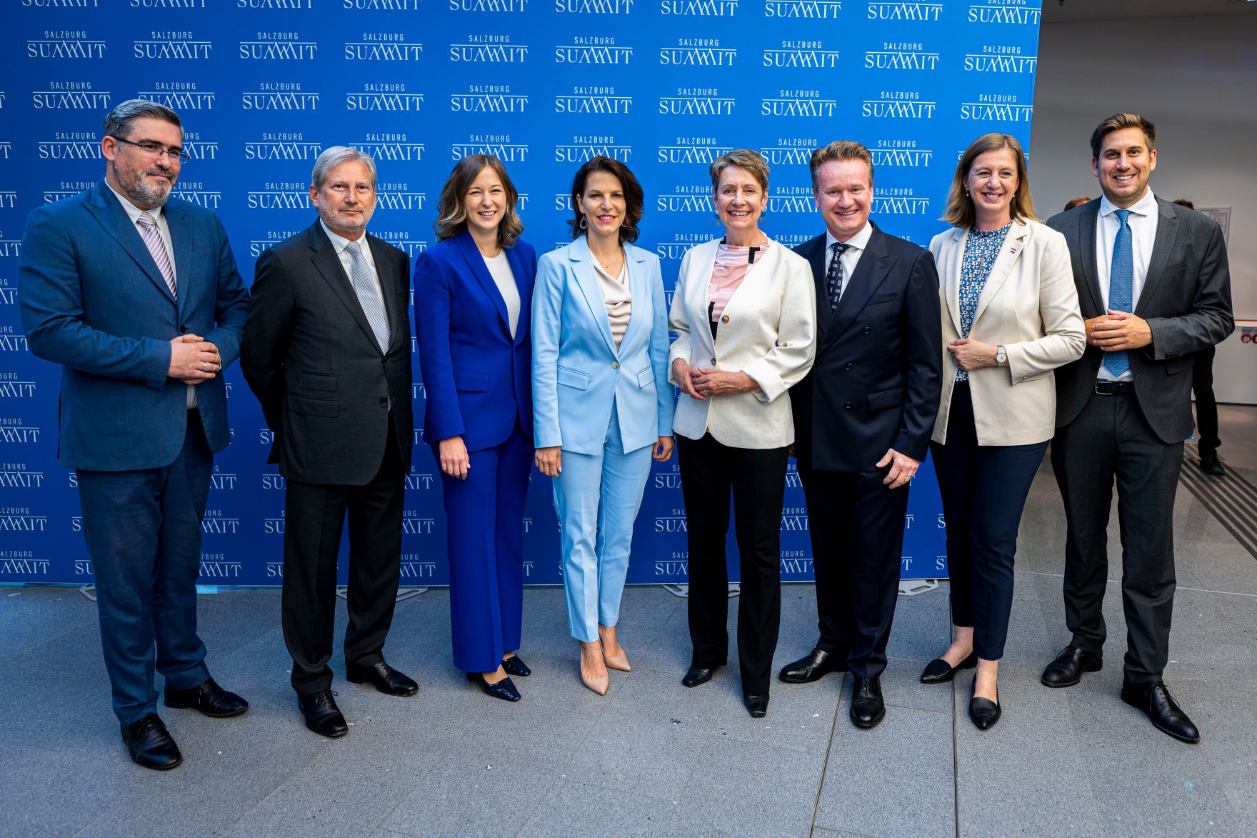 Am 24. Juli 2025 war Bundesministerin Claudia Plakolm (3.v.l.) im Zuge des Salzburg Summit in Salzburg. Im Bild mit v. l. dem Minister f&uuml;r europ&auml;ische Angelegenheiten der Republik Serbien Nemanja Starović, Johannes Hahn, Landeshauptfrau Karoline Edtstadler, Sabine Herlitschka, dem Pr&auml;sidenten der Industriellenvereinigung Georg Knill, Staatssekret&auml;rin Barbara Eibinger-Miedl und Staatssekret&auml;r Alexander Pr&ouml;ll.