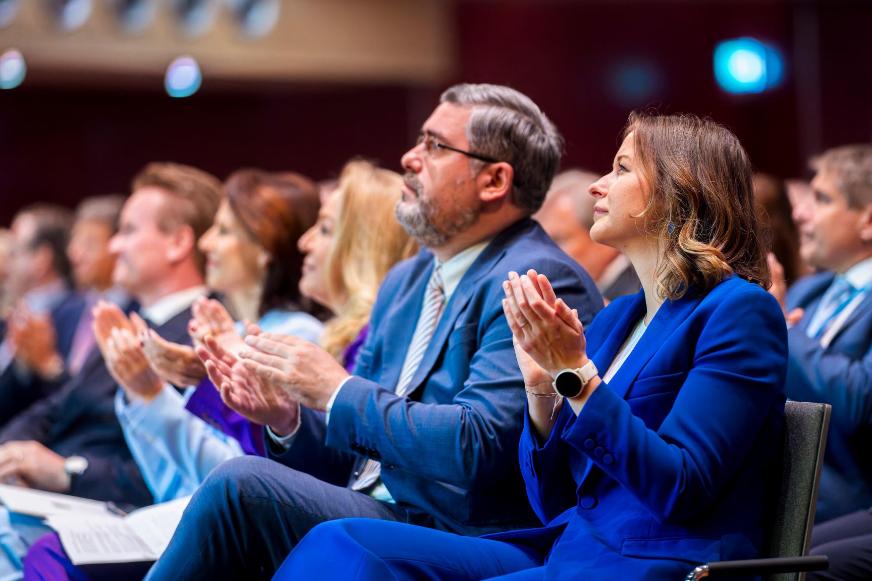 Am 24. Juli 2025 war Bundesministerin Claudia Plakolm (r.) im Zuge des Salzburg Summit in Salzburg. Im Bild mit dem Minister f&uuml;r europ&auml;ische Angelegenheiten der Republik Serbien Nemanja Starović (l.).
