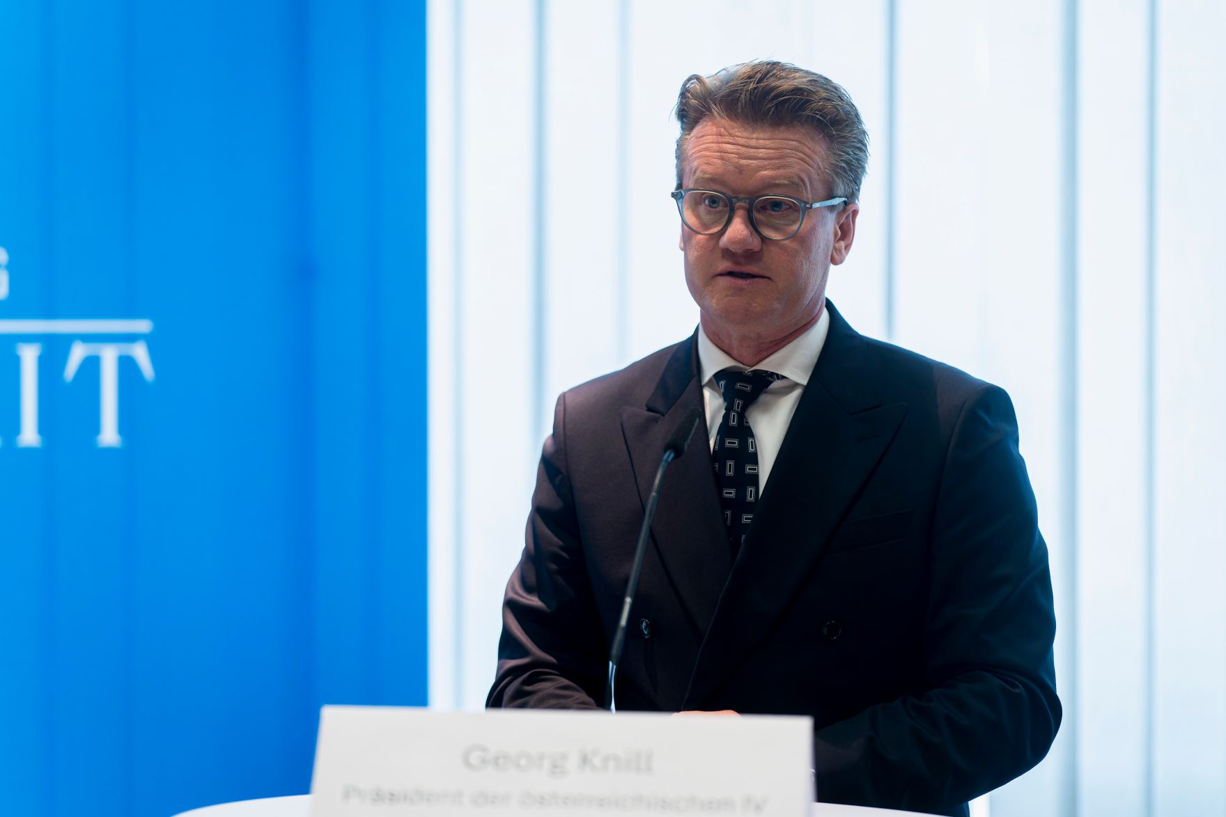 Am 24. Juli 2025 war Bundesministerin Claudia Plakolm im Zuge des Salzburg Summit in Salzburg. Im Bild mit dem Pr&auml;sidenten der Industriellenvereinigung Georg Knill.