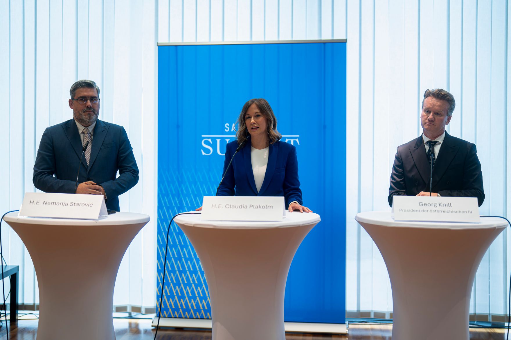 Am 24. Juli 2025 war Bundesministerin Claudia Plakolm (m.) im Zuge des Salzburg Summit in Salzburg. Im Bild mit dem Minister f&uuml;r europ&auml;ische Angelegenheiten der Republik Serbien Nemanja Starović (l.) und dem Pr&auml;sidenten der Industriellenvereinigung Georg Knill (r.).