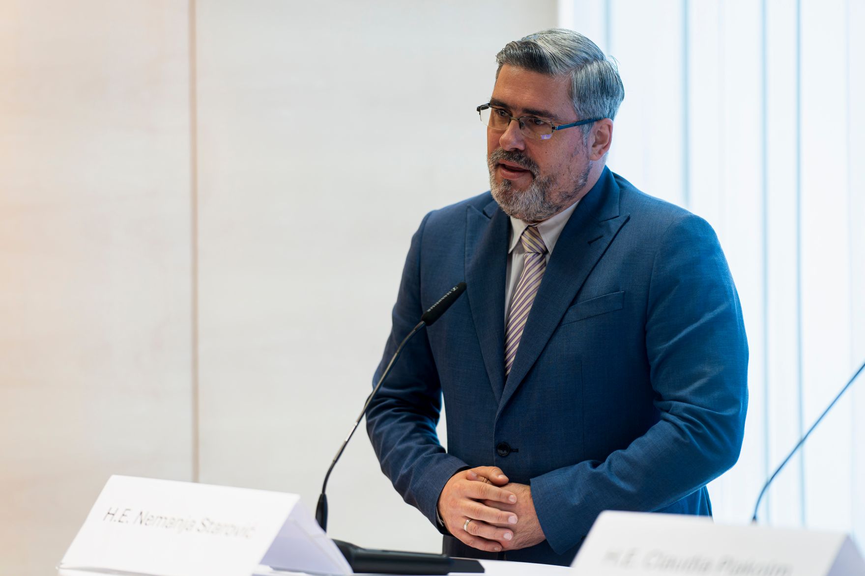 Am 24. Juli 2025 war Bundesministerin Claudia Plakolm im Zuge des Salzburg Summit in Salzburg. Im Bild mit dem Minister f&uuml;r europ&auml;ische Angelegenheiten der Republik Serbien Nemanja Starović.