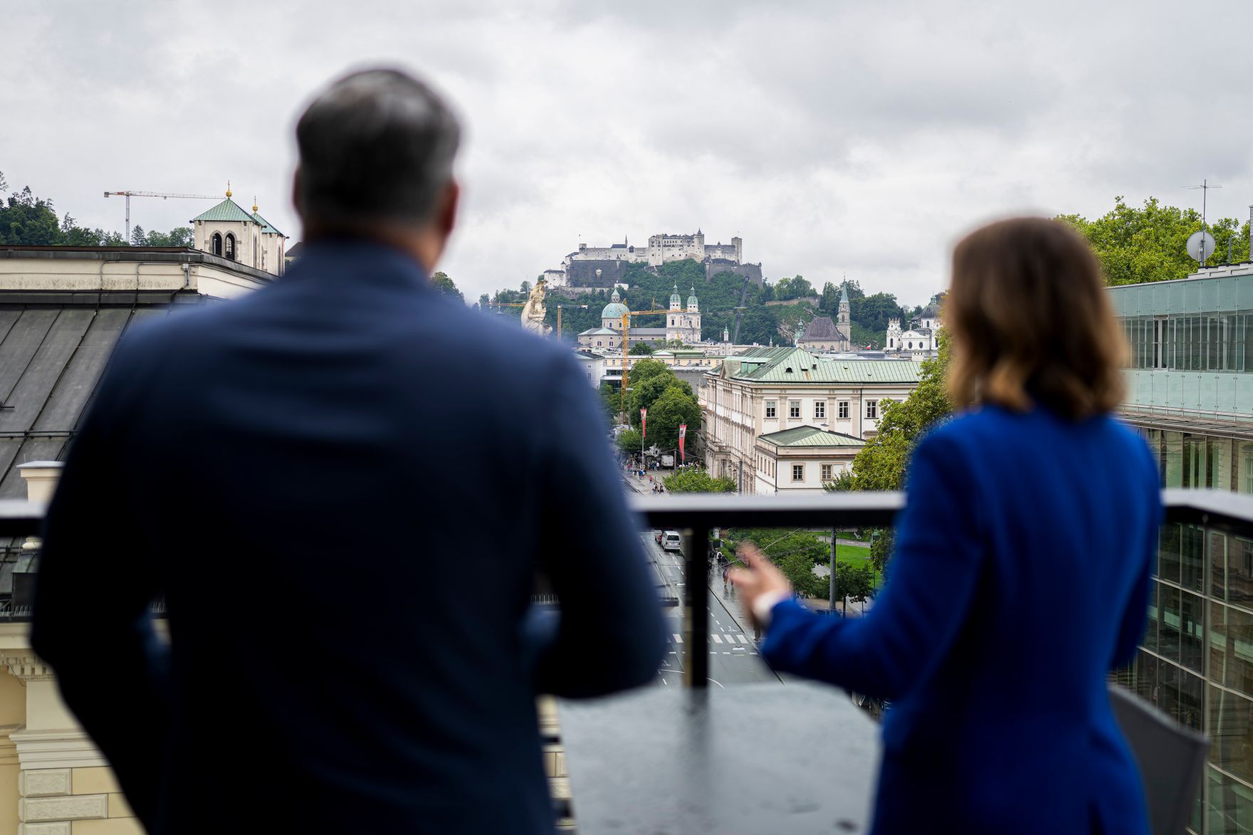 Am 24. Juli 2025 war Bundesministerin Claudia Plakolm (r.) im Zuge des Salzburg Summit in Salzburg. Im Bild mit dem Minister f&uuml;r europ&auml;ische Angelegenheiten der Republik Serbien Nemanja Starović (l.).