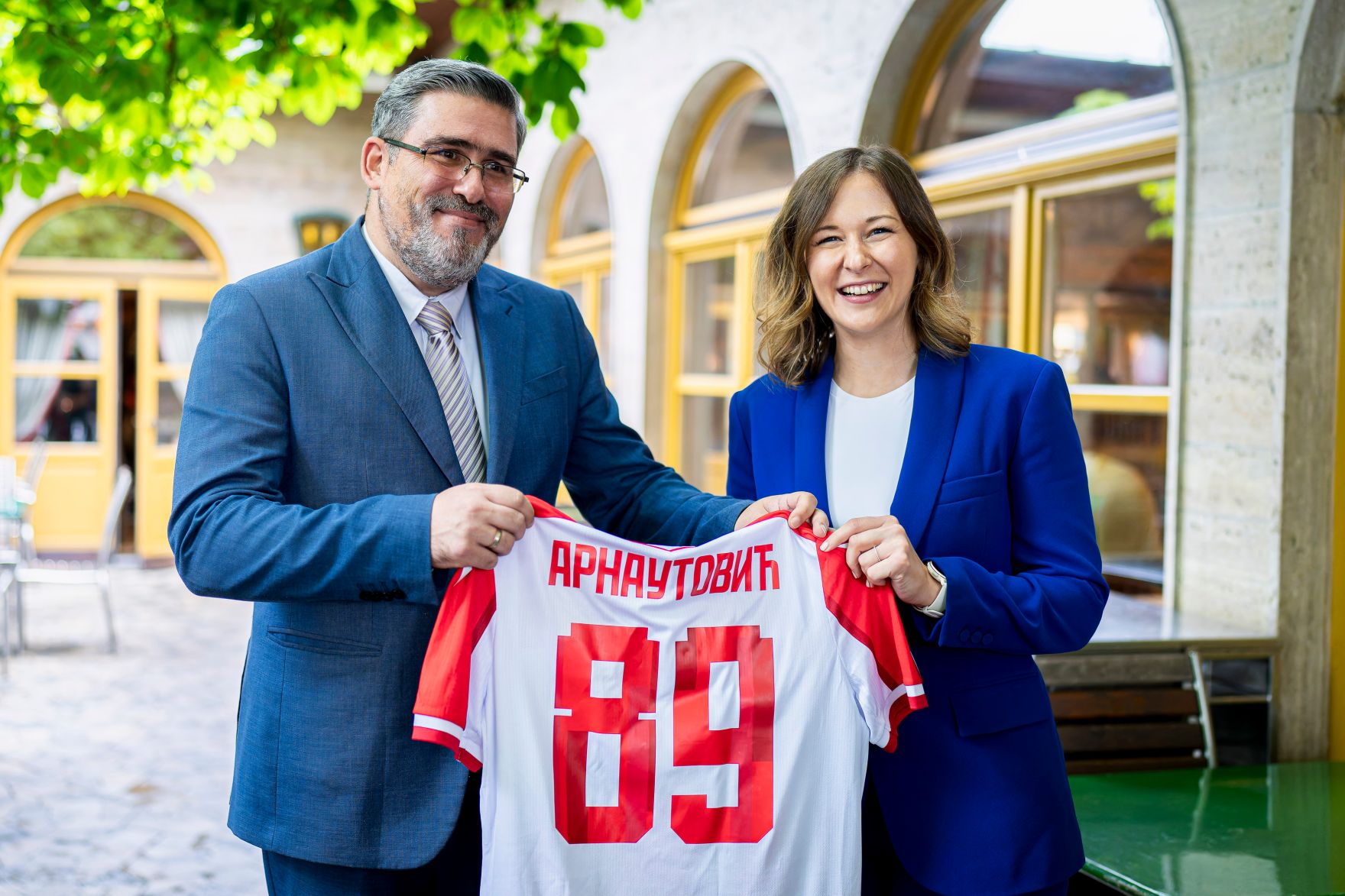 Am 24. Juli 2025 war Bundesministerin Claudia Plakolm (r.) im Zuge des Salzburg Summit in Salzburg. Im Bild mit dem Minister f&uuml;r europ&auml;ische Angelegenheiten der Republik Serbien Nemanja Starović (l.).