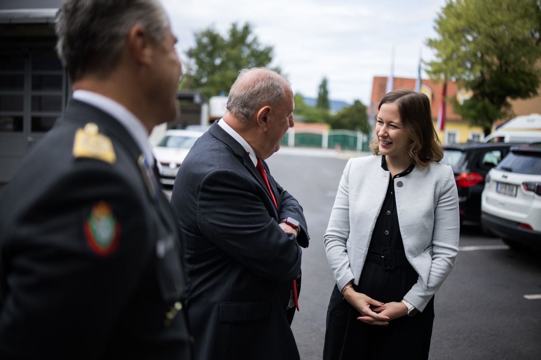 Am 6. August 2025 nahm Bundesministerin Claudia Plakolm (r.) an der Ehrung f&uuml;r jene Zivildiener teil, die im Rahmen des Grazer Amoklaufs im Einsatz waren.