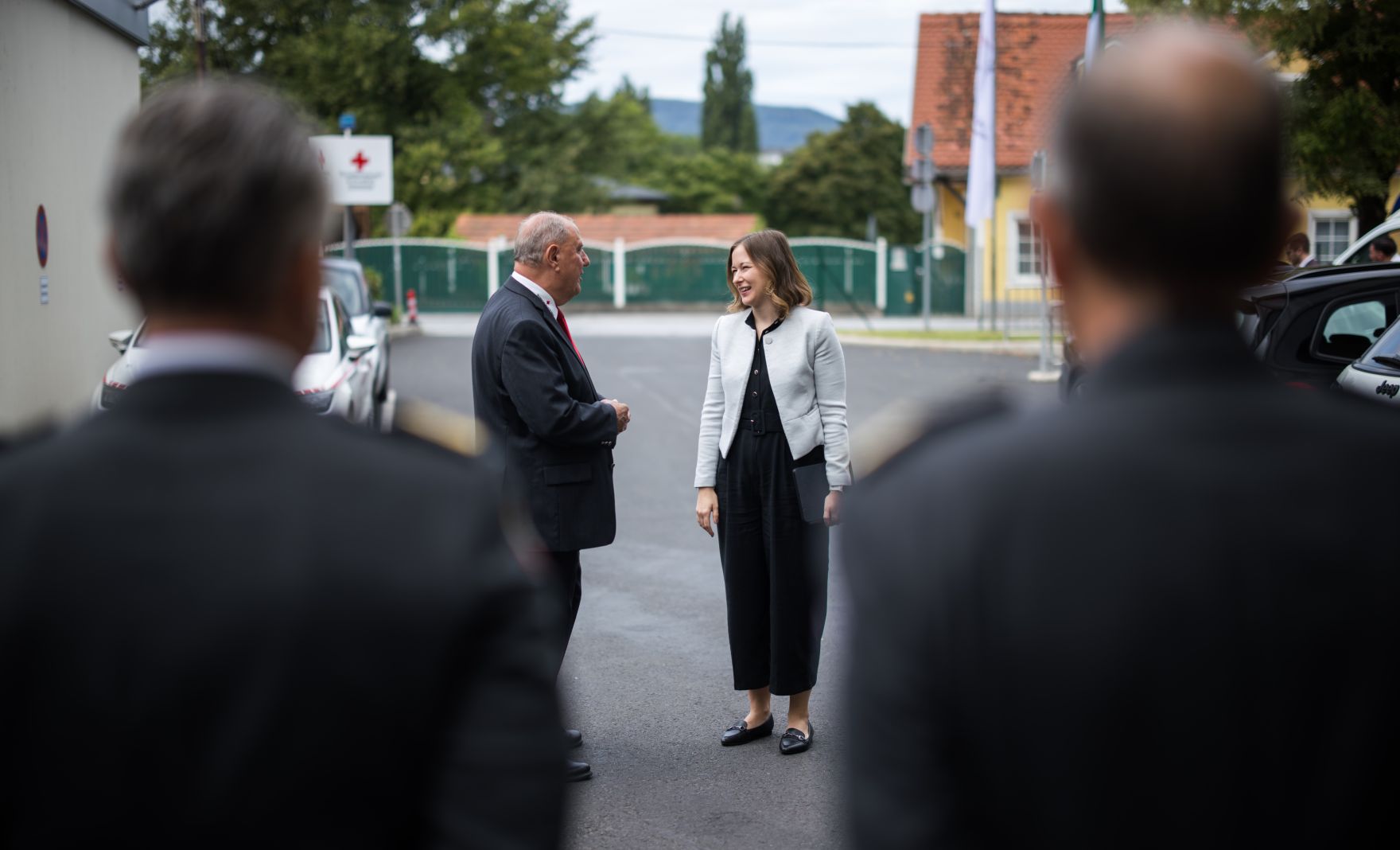 Am 6. August 2025 nahm Bundesministerin Claudia Plakolm (m.r.) an der Ehrung f&uuml;r jene Zivildiener teil, die im Rahmen des Grazer Amoklaufs im Einsatz waren.