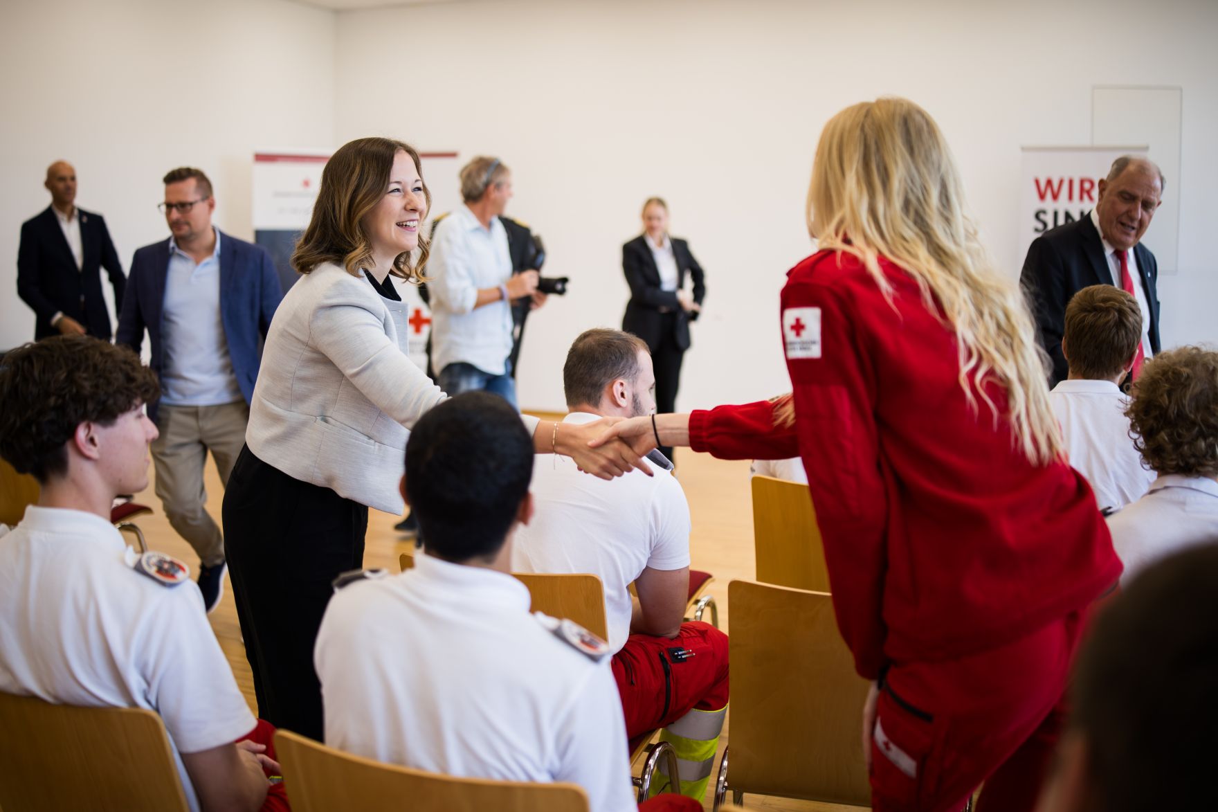 Am 6. August 2025 nahm Bundesministerin Claudia Plakolm (4.v.l.) an der Ehrung f&uuml;r jene Zivildiener teil, die im Rahmen des Grazer Amoklaufs im Einsatz waren.