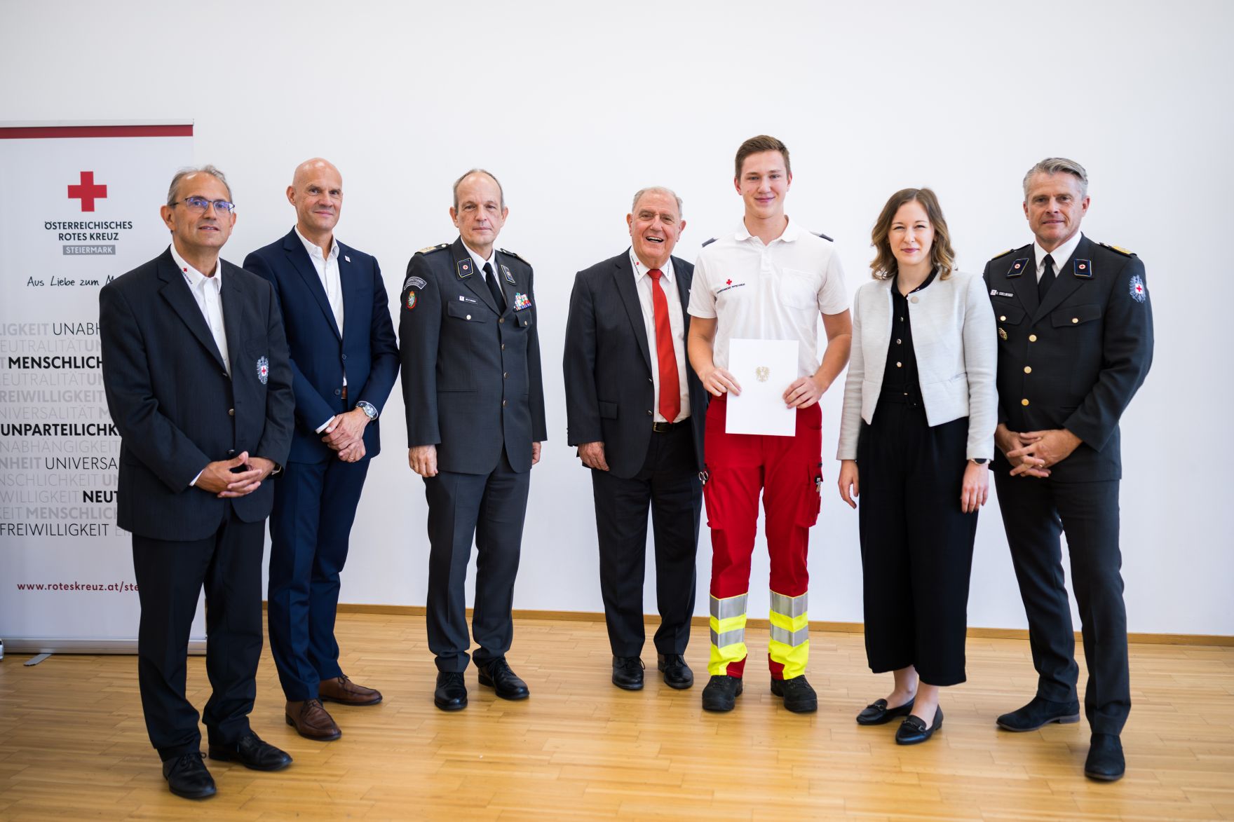 Am 6. August 2025 nahm Bundesministerin Claudia Plakolm (2.v.r.) an der Ehrung f&uuml;r jene Zivildiener teil, die im Rahmen des Grazer Amoklaufs im Einsatz waren.