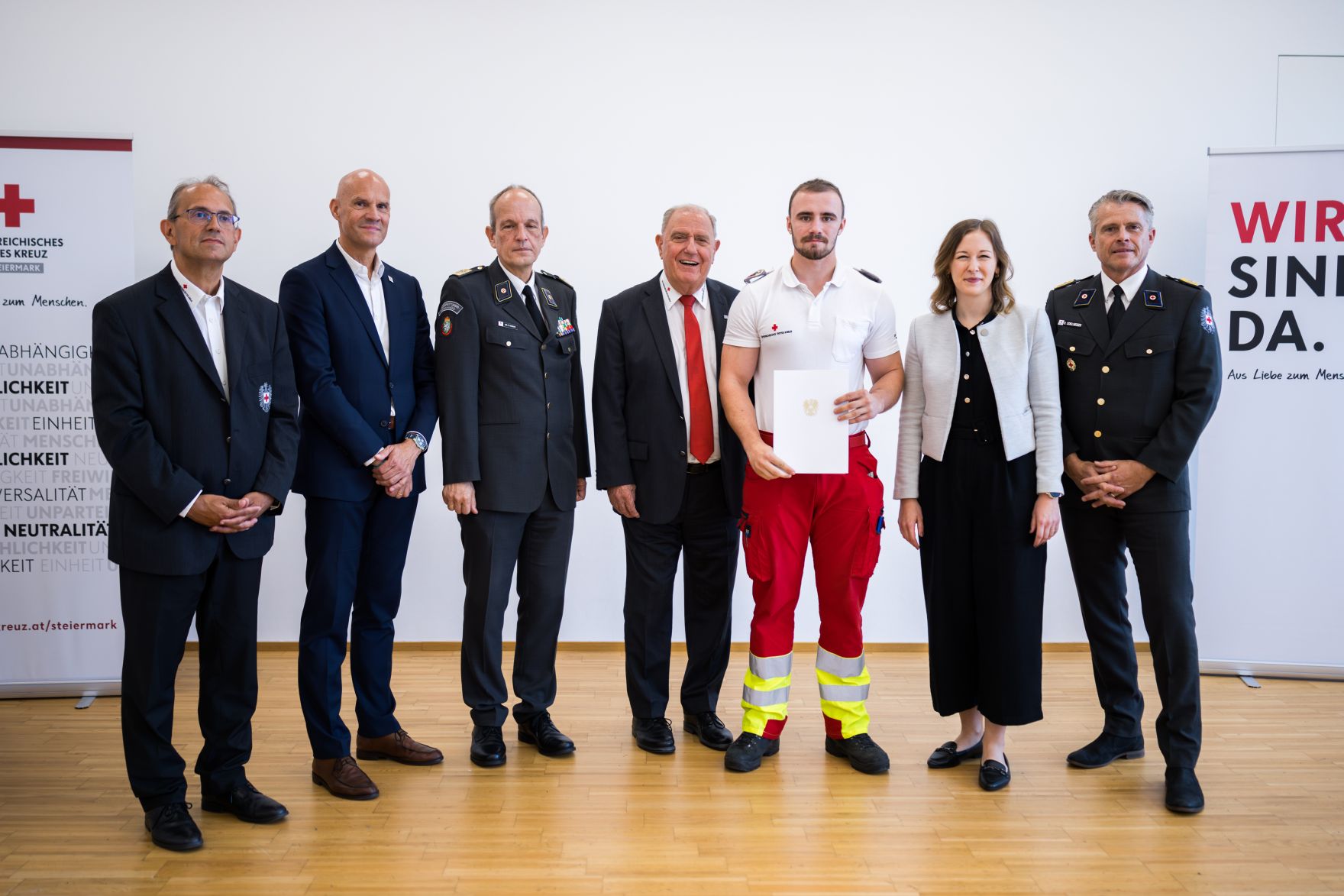 Am 6. August 2025 nahm Bundesministerin Claudia Plakolm (2.v.r.) an der Ehrung f&uuml;r jene Zivildiener teil, die im Rahmen des Grazer Amoklaufs im Einsatz waren.