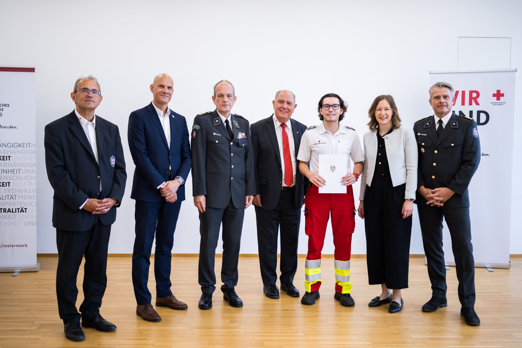 Am 6. August 2025 nahm Bundesministerin Claudia Plakolm (2.v.r.) an der Ehrung f&uuml;r jene Zivildiener teil, die im Rahmen des Grazer Amoklaufs im Einsatz waren.