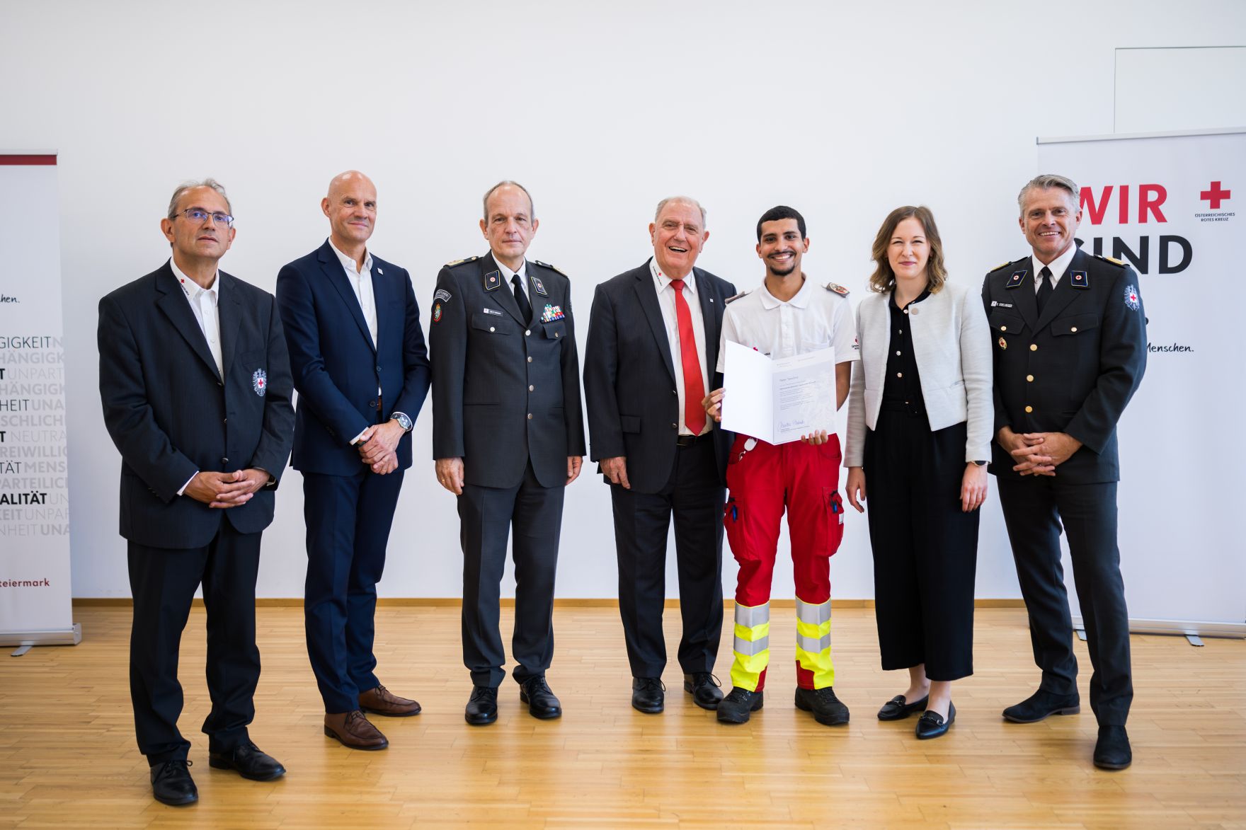 Am 6. August 2025 nahm Bundesministerin Claudia Plakolm (2.v.r.) an der Ehrung f&uuml;r jene Zivildiener teil, die im Rahmen des Grazer Amoklaufs im Einsatz waren.