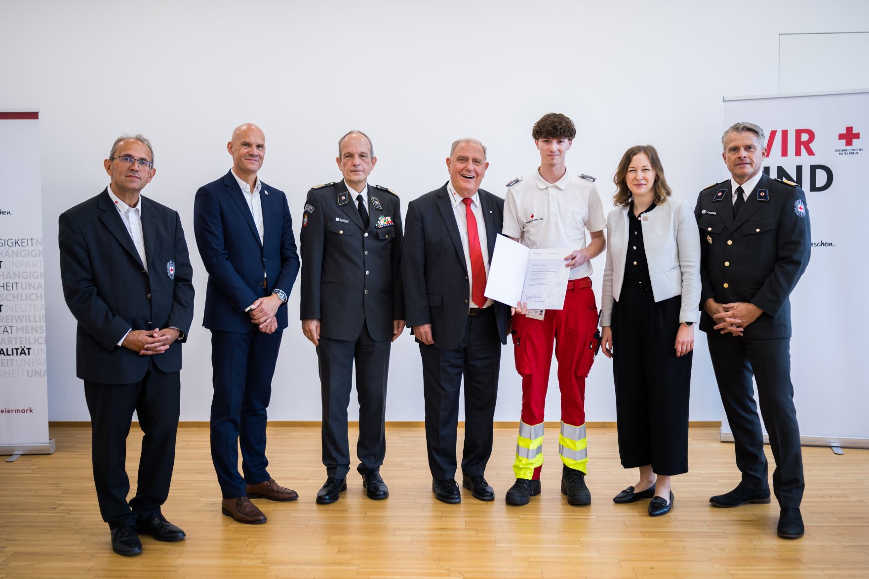 Am 6. August 2025 nahm Bundesministerin Claudia Plakolm (2.v.r.) an der Ehrung f&uuml;r jene Zivildiener teil, die im Rahmen des Grazer Amoklaufs im Einsatz waren.