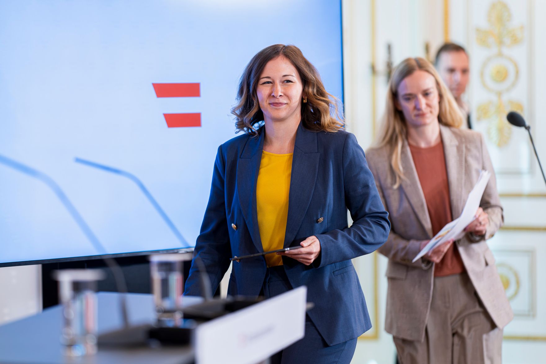 Am 25. August 2025 gab Bundesministerin Claudia Plakolm (l.) gemeinsam mit der Leiterin der Direktion Bev&ouml;lkerung der Statistik Austria, Regina Fuchs (m.) eine Pressekonferenz zum Thema Elementarp&auml;dagogik.