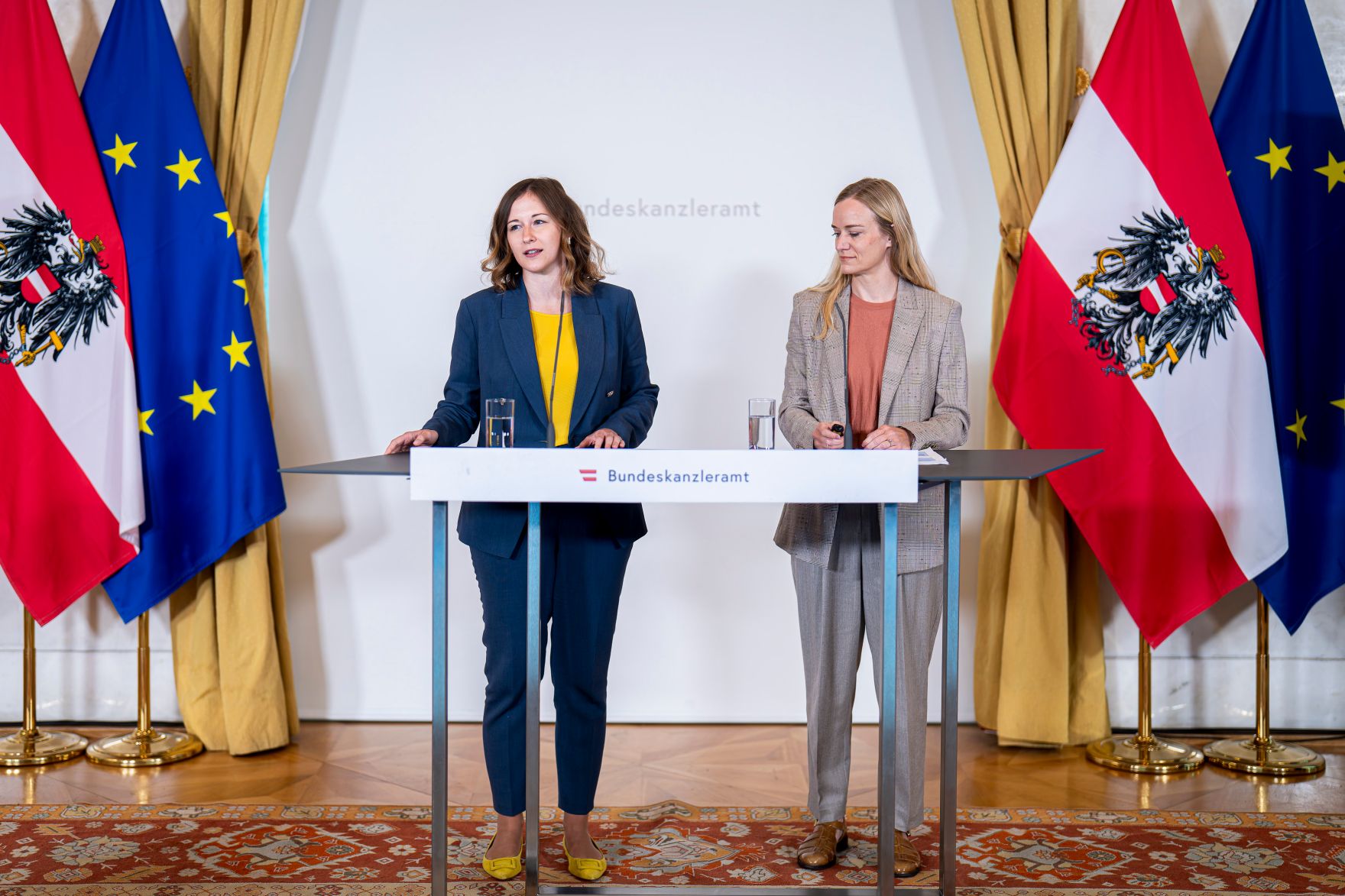 Am 25. August 2025 gab Bundesministerin Claudia Plakolm (l.) gemeinsam mit der Leiterin der Direktion Bev&ouml;lkerung der Statistik Austria, Regina Fuchs (r.) eine Pressekonferenz zum Thema Elementarp&auml;dagogik.