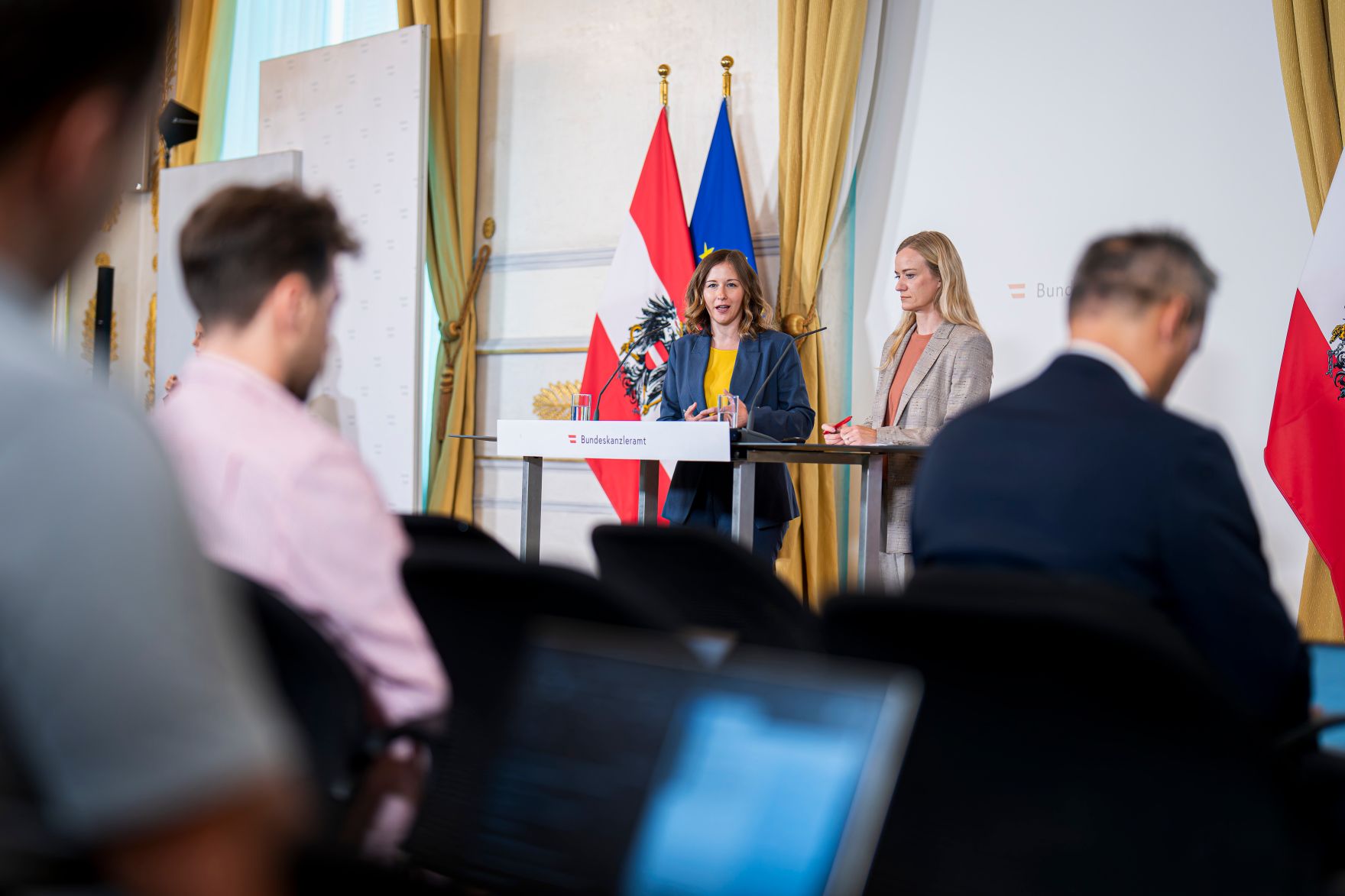 Am 25. August 2025 gab Bundesministerin Claudia Plakolm (m.l.) gemeinsam mit der Leiterin der Direktion Bev&ouml;lkerung der Statistik Austria, Regina Fuchs (m.r.) eine Pressekonferenz zum Thema Elementarp&auml;dagogik.