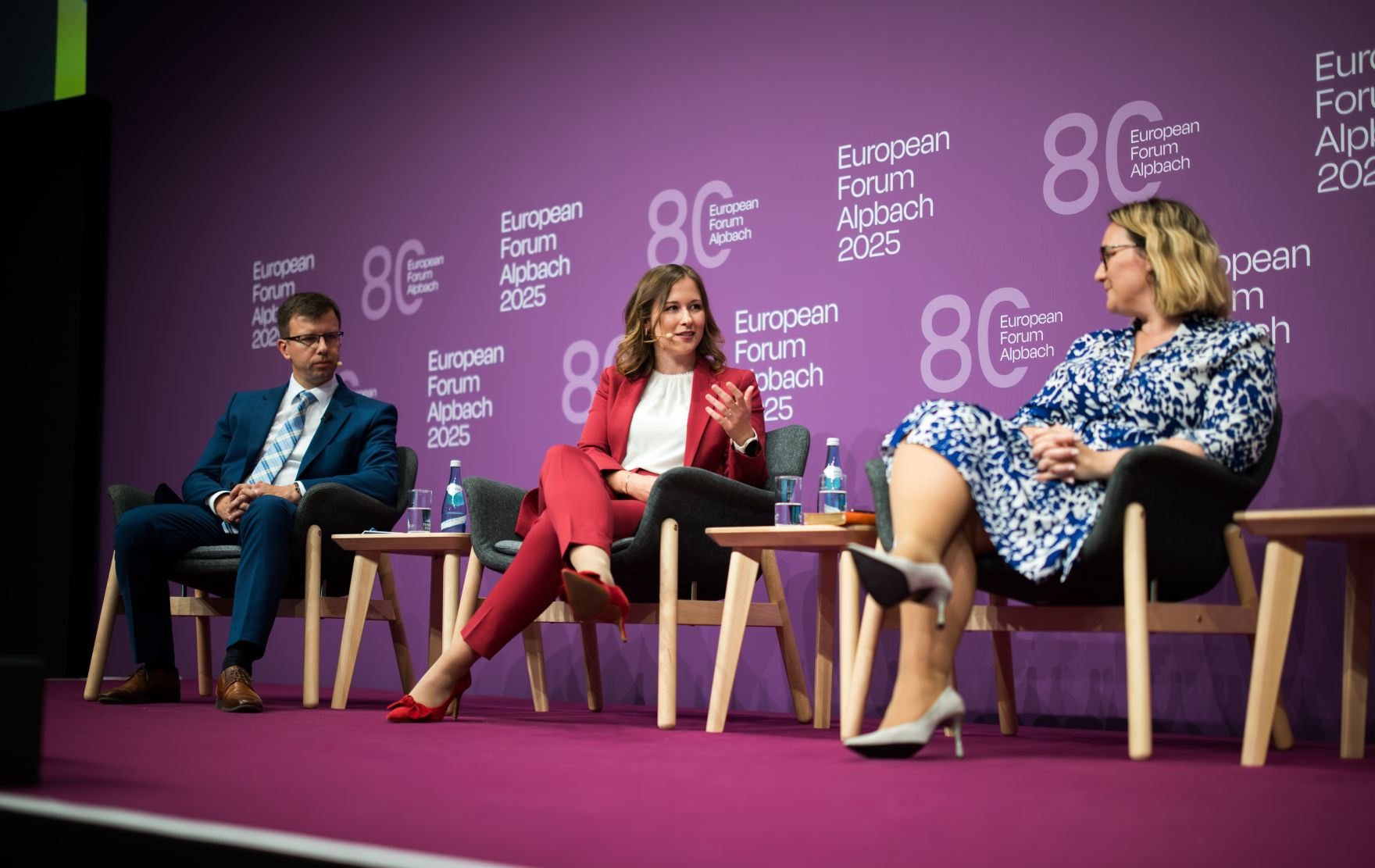 Am 26. August 2025 nahm Bundesministerin Claudia Plakolm (m.) am mehrt&auml;gigem Forum Alpbach teil. Im Bild mit der slowenischen Staatssekret&auml;rin Neva Grasić (r.) und dem Minister f&uuml;r Angelegenheiten der Europ&auml;ischen Union Ungarns J&aacute;nos B&oacute;ka (l.).