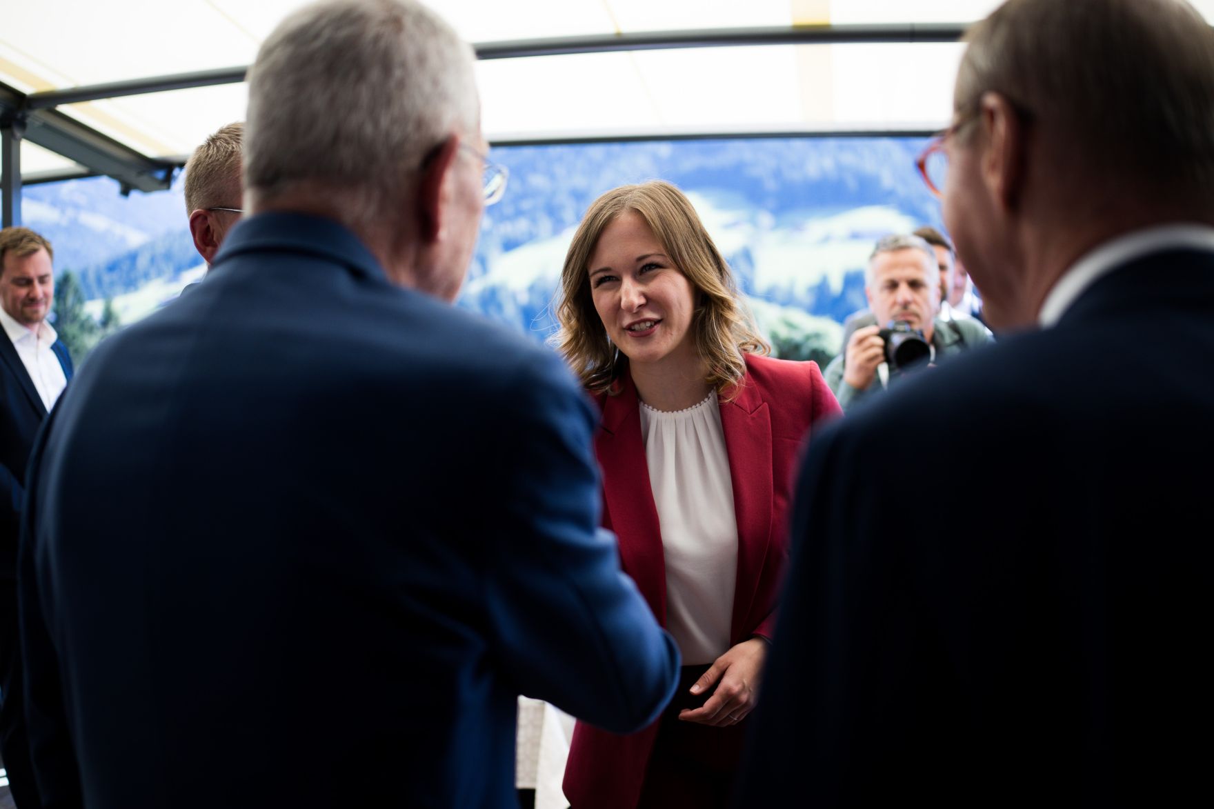 Am 26. August 2025 nahm Bundesministerin Claudia Plakolm (m.) am mehrt&auml;gigem Forum Alpbach teil. Im Bild mit Bundespr&auml;sident Alexander Van der Bellen (l.).