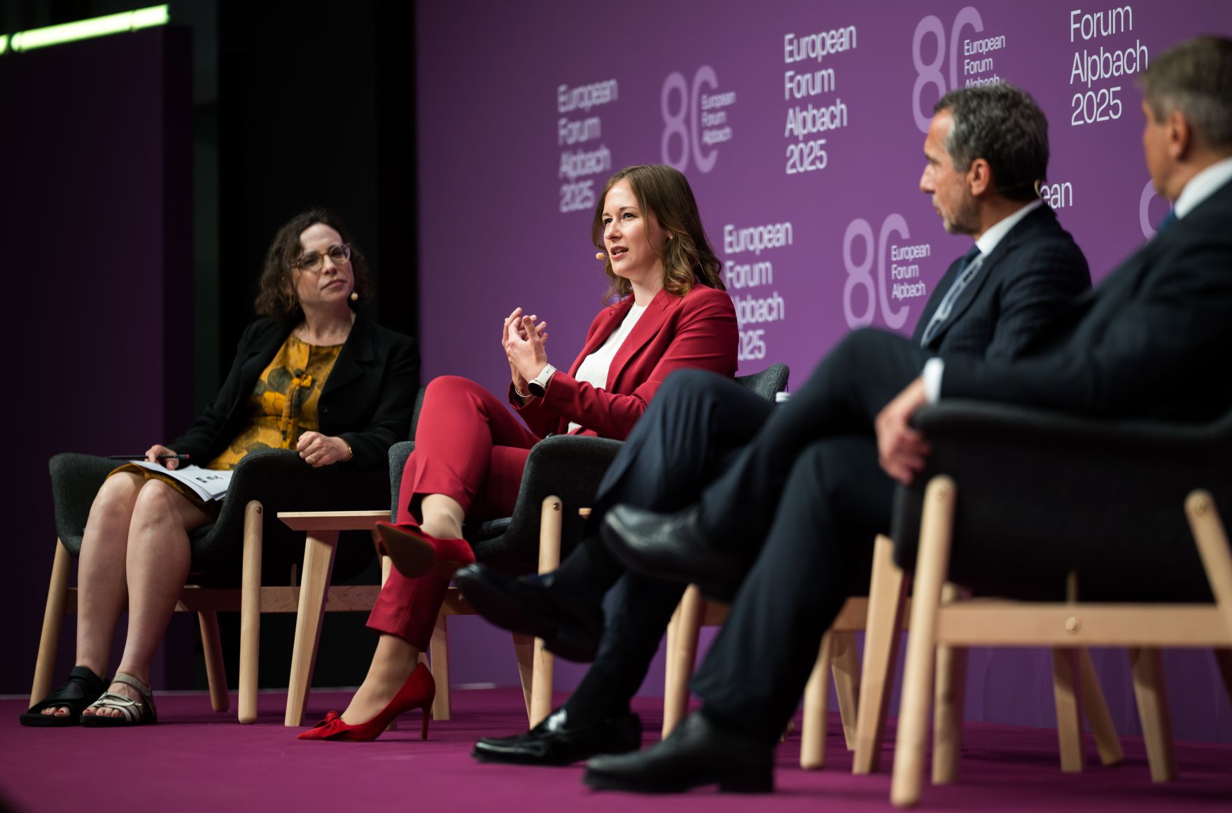 Am 26. August 2025 nahm Bundesministerin Claudia Plakolm (m.l.) am mehrt&auml;gigem Forum Alpbach teil. Im Bild mit Bundeskanzler a.D. Christian Kern (m.r.), Autorin Sarah Wheaton (l.) und dem Pr&auml;sidenten von Lettland Edgars Rinkevics (r.).