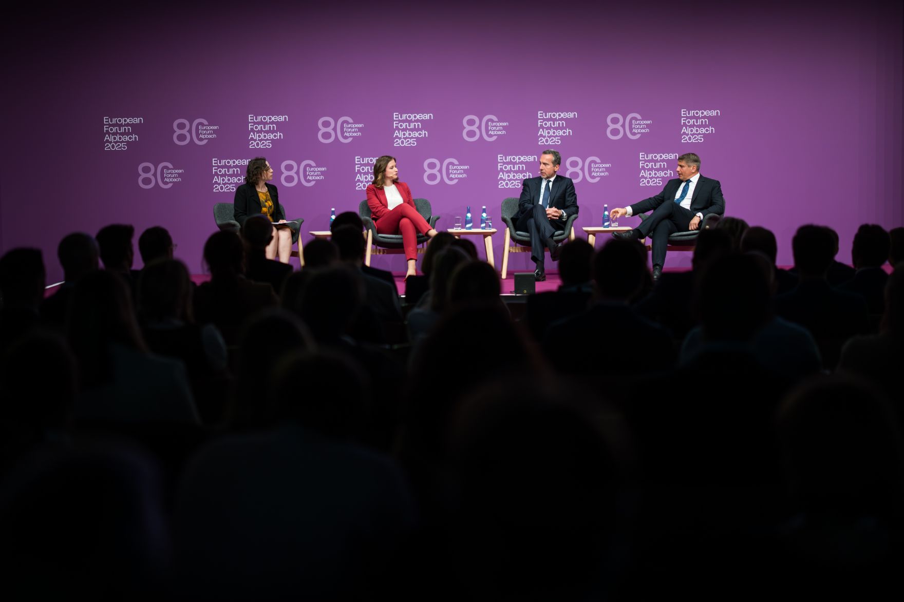 Am 26. August 2025 nahm Bundesministerin Claudia Plakolm (m.l.) am mehrt&auml;gigem Forum Alpbach teil.. Im Bild mit Bundeskanzler a.D. Christian Kern (m.r.), Autorin Sarah Wheaton (l.) und dem Pr&auml;sidenten von Lettland Edgars Rinkevics (r.).