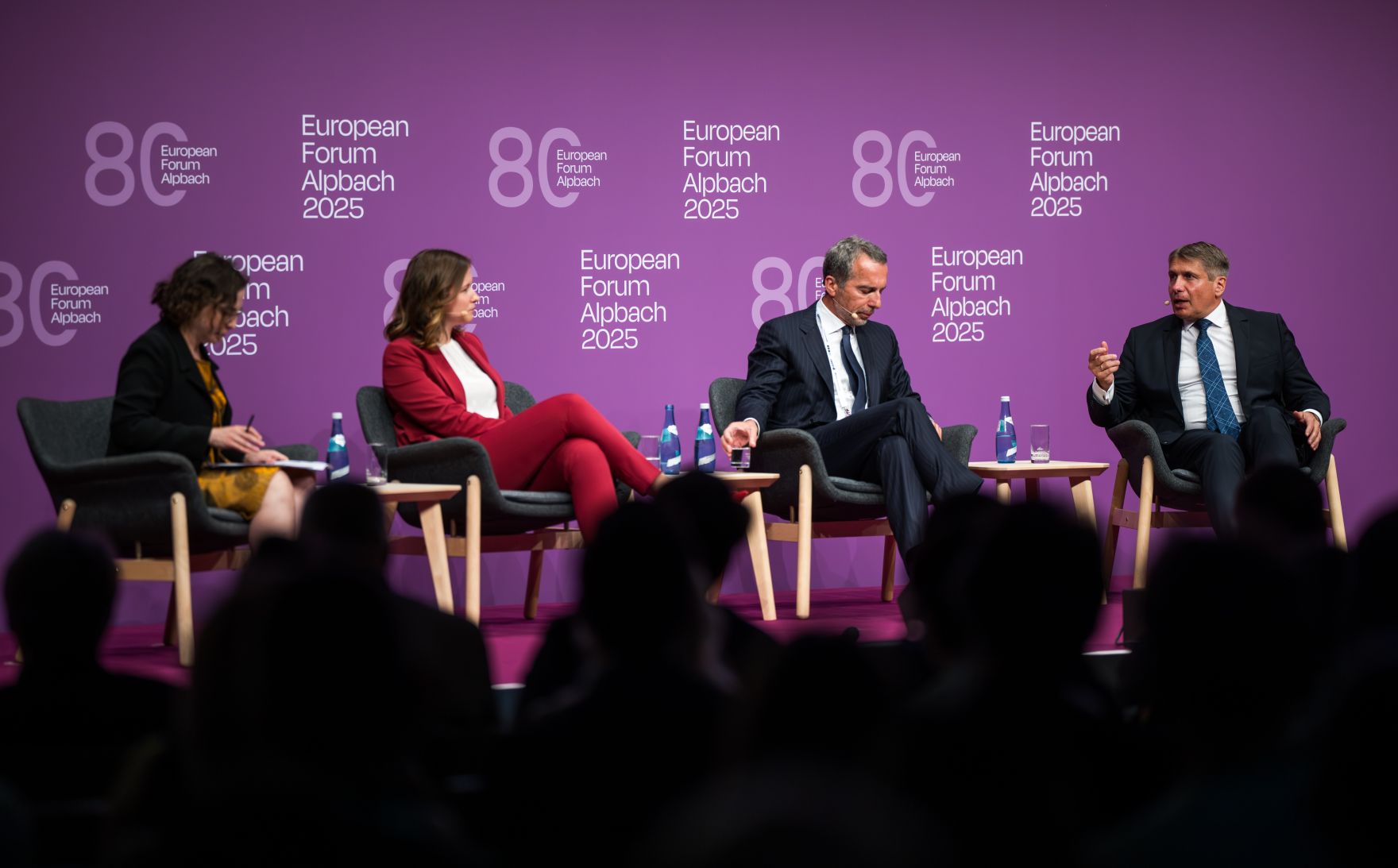 Am 26. August 2025 nahm Bundesministerin Claudia Plakolm (m.l.) am mehrt&auml;gigem Forum Alpbach teil. Im Bild mit Bundeskanzler a.D. Christian Kern (m.r.), Autorin Sarah Wheaton (l.) und dem Pr&auml;sidenten von Lettland Edgars Rinkevics (r.).