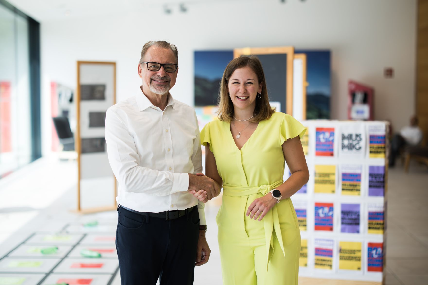 Am 27. August 2025 nahm Bundesministerin Claudia Plakolm (r.) am mehrt&auml;gigem Forum Alpbach teil. Im Bild mit dem Generaldirektor der Europ&auml;ischen Weltraumorganisation, Josef Aschbacher (l.).