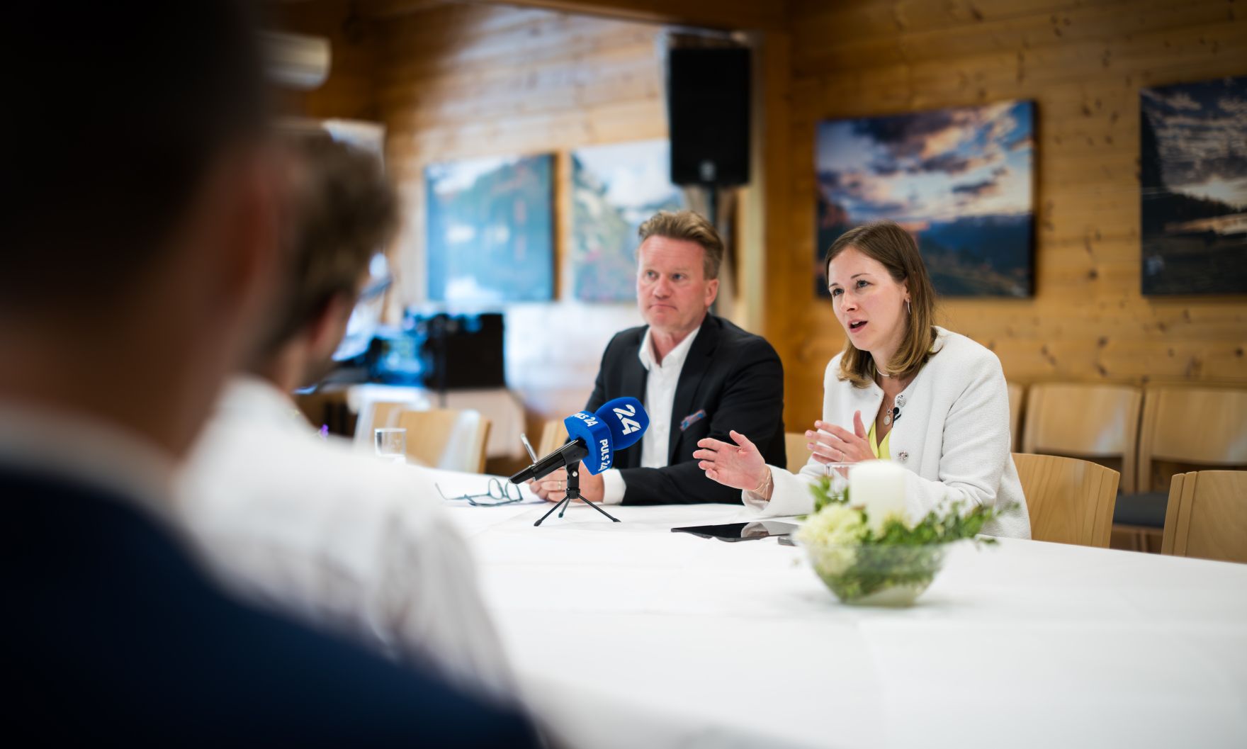 Am 27. August 2025 nahm Bundesministerin Claudia Plakolm (r.) am mehrt&auml;gigem Forum Alpbach teil. Im Bild beim Pressegespr&auml;ch gemeinsam mit dem Pr&auml;sidenten der Industriellenvereinigung Georg Knill (2.v.r.).