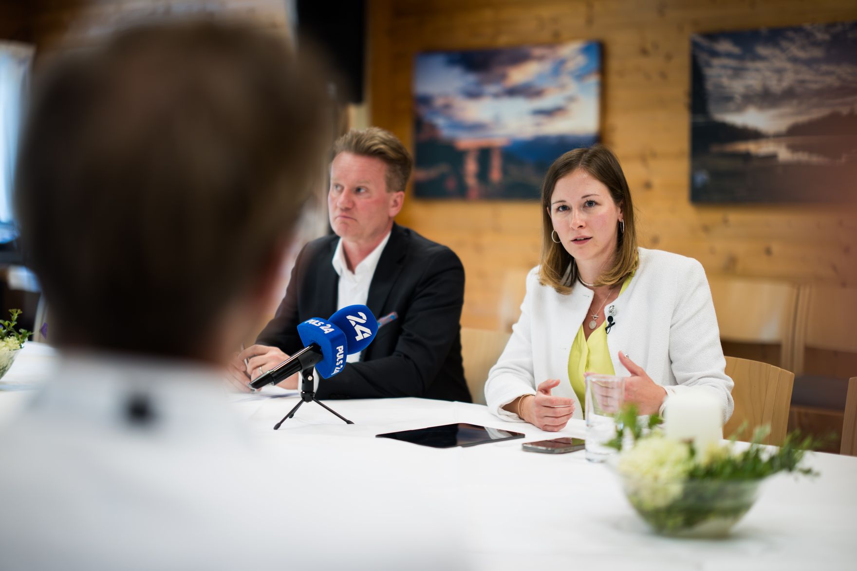 Am 27. August 2025 nahm Bundesministerin Claudia Plakolm (r.) am mehrt&auml;gigem Forum Alpbach teil. Im Bild beim Pressegespr&auml;ch gemeinsam mit dem Pr&auml;sidenten der Industriellenvereinigung Georg Knill (2.v.r.).