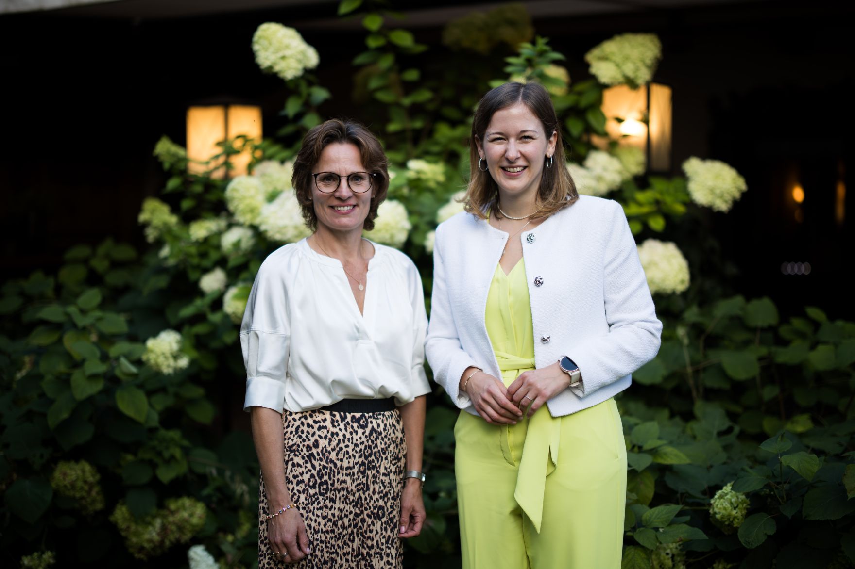 Am 27. August 2025 nahm Bundesministerin Claudia Plakolm (r.) am mehrt&auml;gigem Forum Alpbach teil. Im Bild mit der EU-Kommissarin f&uuml;r Umwelt, Wasserresilienz und eine wettbewerbsf&auml;hige Kreislaufwirtschaft, Jessika Roswall (l.).