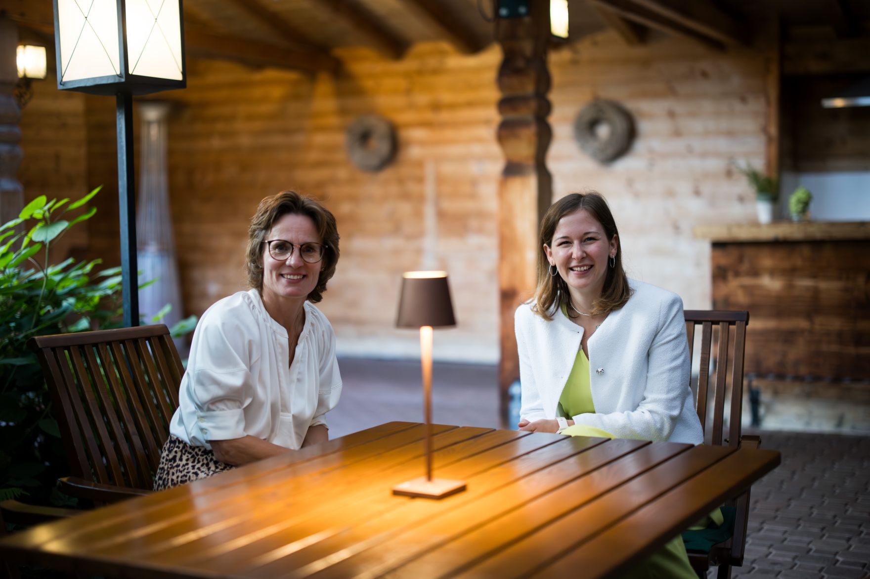 Am 27. August 2025 nahm Bundesministerin Claudia Plakolm (r.) am mehrt&auml;gigem Forum Alpbach teil. Im Bild beim Arbeitsgespr&auml;ch mit der EU-Kommissarin f&uuml;r Umwelt, Wasserresilienz und eine wettbewerbsf&auml;hige Kreislaufwirtschaft, Jessika Roswall (l.).