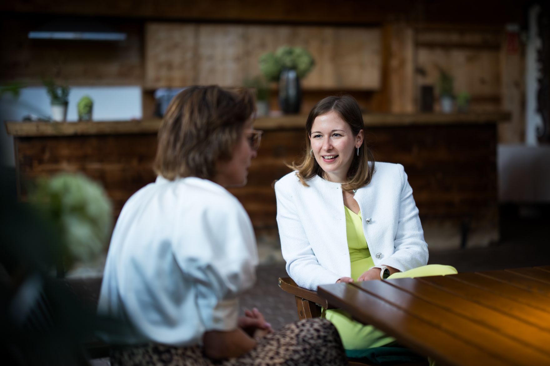 Am 27. August 2025 nahm Bundesministerin Claudia Plakolm (r.) am mehrt&auml;gigem Forum Alpbach teil. Im Bild beim Arbeitsgespr&auml;ch mit der EU-Kommissarin f&uuml;r Umwelt, Wasserresilienz und eine wettbewerbsf&auml;hige Kreislaufwirtschaft, Jessika Roswall (l.).
