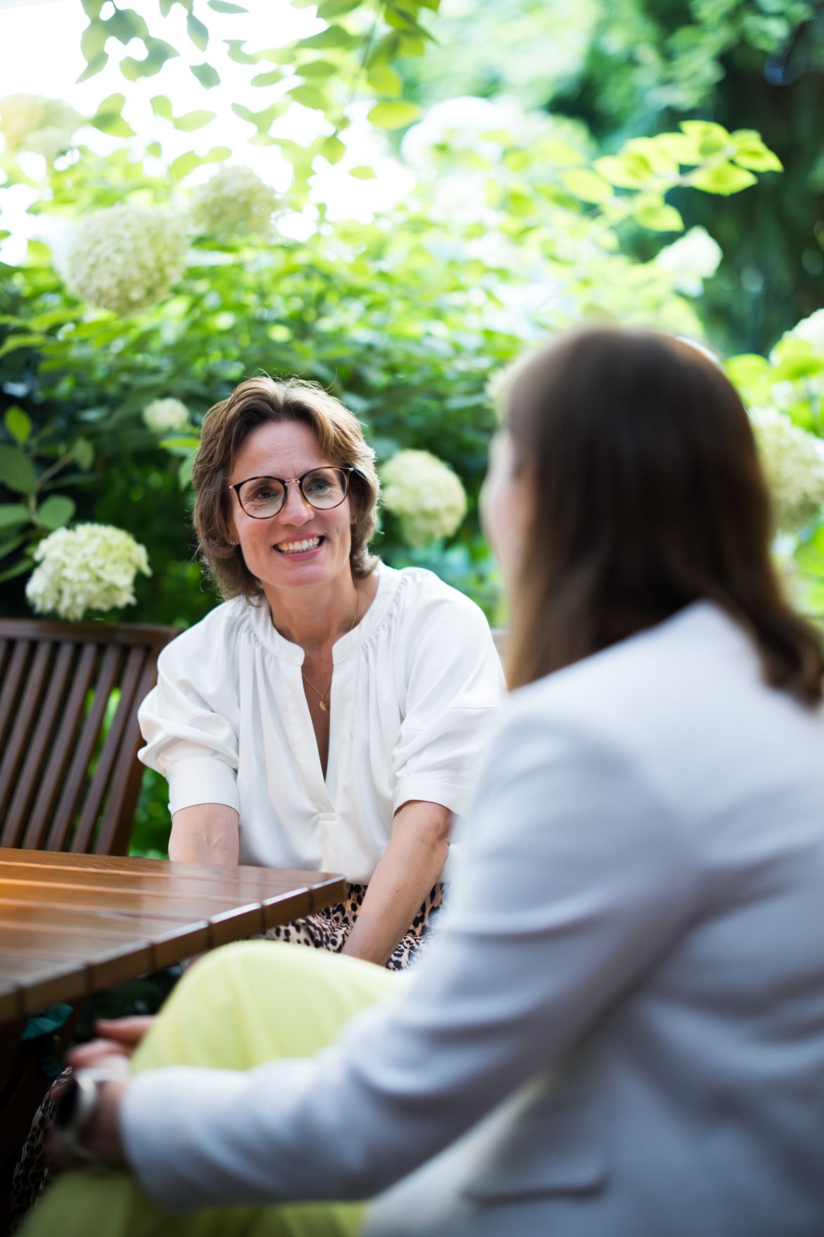 Am 27. August 2025 nahm Bundesministerin Claudia Plakolm (r.) am mehrt&auml;gigem Forum Alpbach teil. Im Bild beim Arbeitsgespr&auml;ch mit der EU-Kommissarin f&uuml;r Umwelt, Wasserresilienz und eine wettbewerbsf&auml;hige Kreislaufwirtschaft, Jessika Roswall (l.).