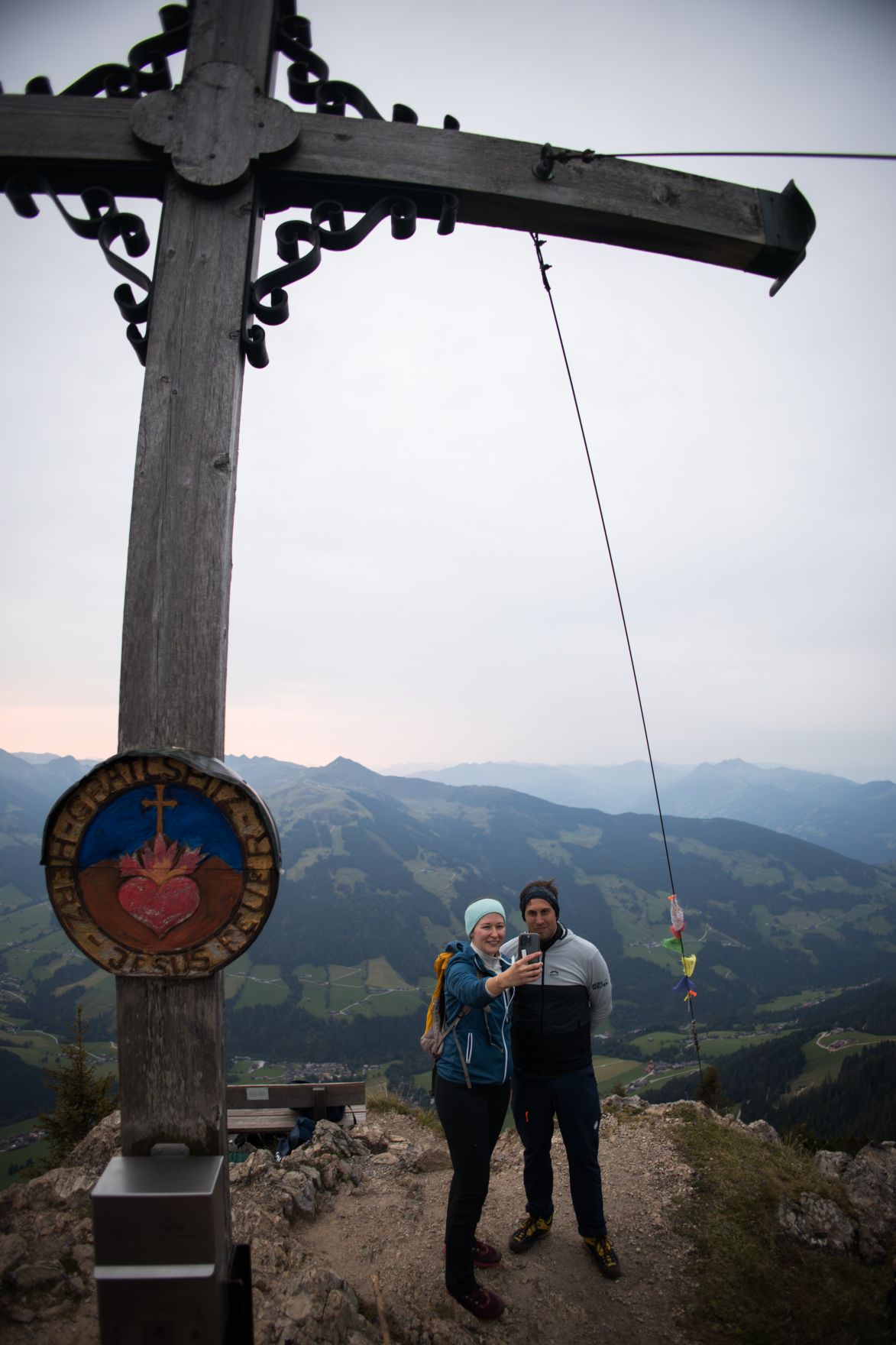 Am 27. August 2025 nahm Bundesministerin Claudia Plakolm (l.) gemeinsam mit Staatssekret&auml;r Alexander Pr&ouml;ll (r.) an der Gratlspitzwanderung teil.