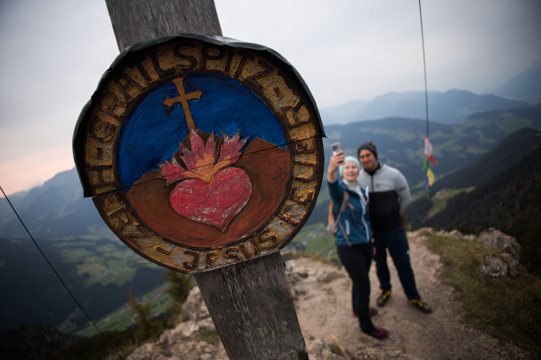 Am 27. August 2025 nahm Bundesministerin Claudia Plakolm (l.) gemeinsam mit Staatssekret&auml;r Alexander Pr&ouml;ll (r.) an der Gratlspitzwanderung teil.