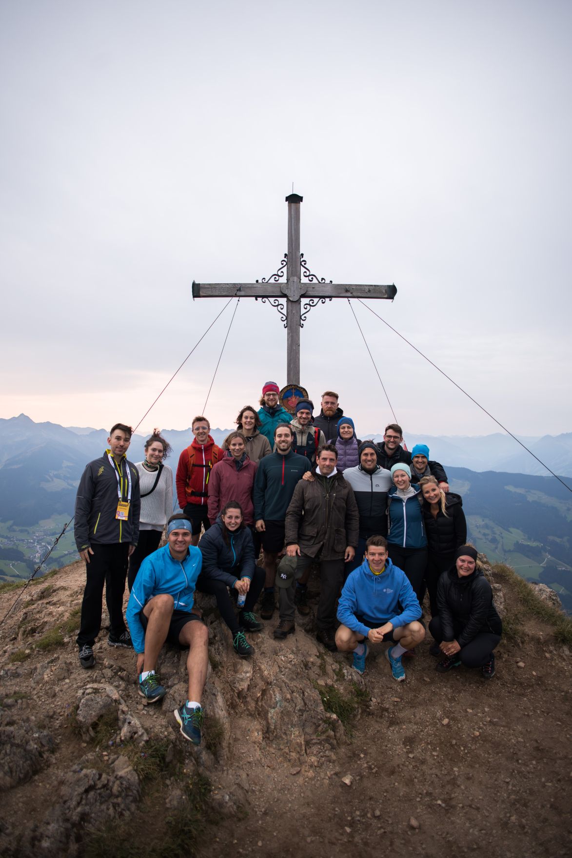 Am 27. August 2025 nahm Bundesministerin Claudia Plakolm (4.v.r.) gemeinsam mit Staatssekret&auml;r Alexander Pr&ouml;ll (6.v.r.) an der Gratlspitzwanderung teil.