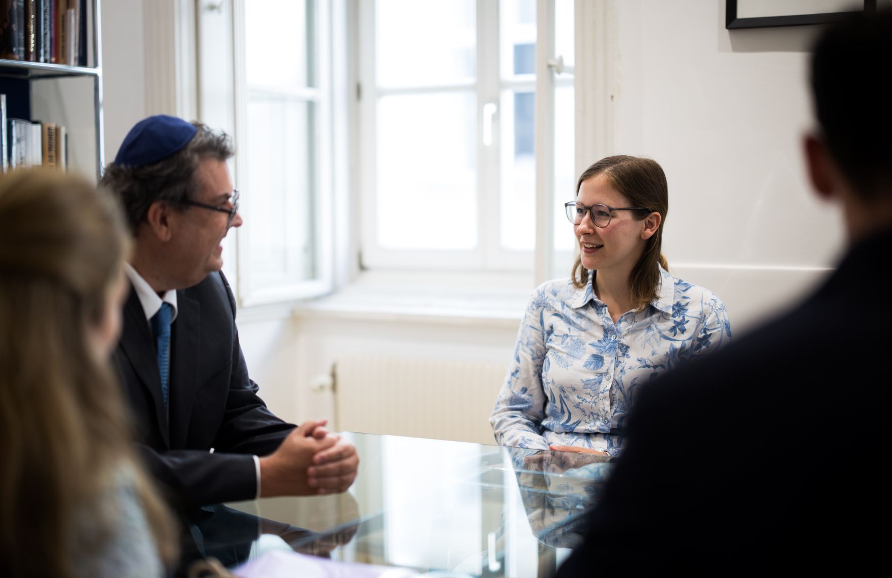 Am 1. September 2025 besuchte Bundesministerin Claudia Plakolm (m.r.) den Wiener Stadttempel. Im Bild mit dem Pr&auml;sidenten der israelitischen Kultusgemeinde Oskar Deutsch (m.l.).