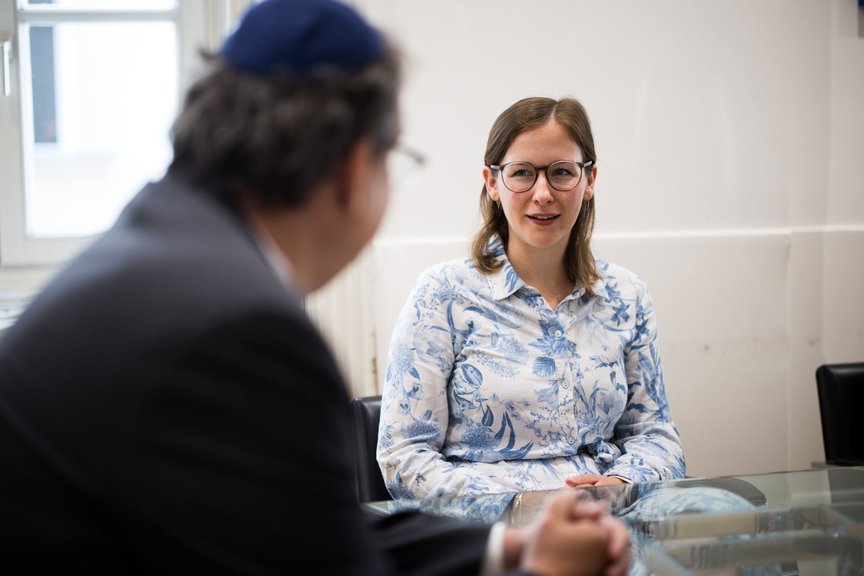 Am 1. September 2025 besuchte Bundesministerin Claudia Plakolm (r.) den Wiener Stadttempel. Im Bild mit dem Pr&auml;sidenten der israelitischen Kultusgemeinde Oskar Deutsch (l.).