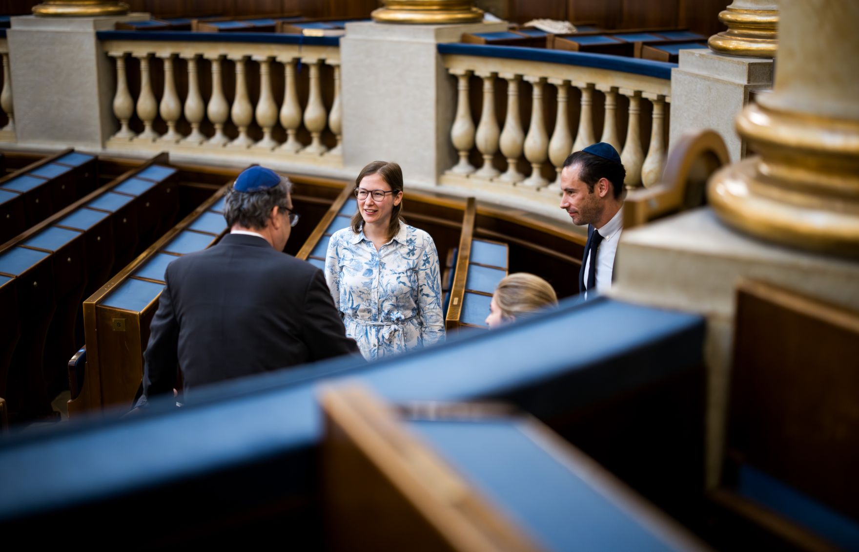 Am 1. September 2025 besuchte Bundesministerin Claudia Plakolm (2.v.l.) den Wiener Stadttempel. Im Bild mit dem Pr&auml;sidenten der israelitischen Kultusgemeinde Oskar Deutsch (l.).