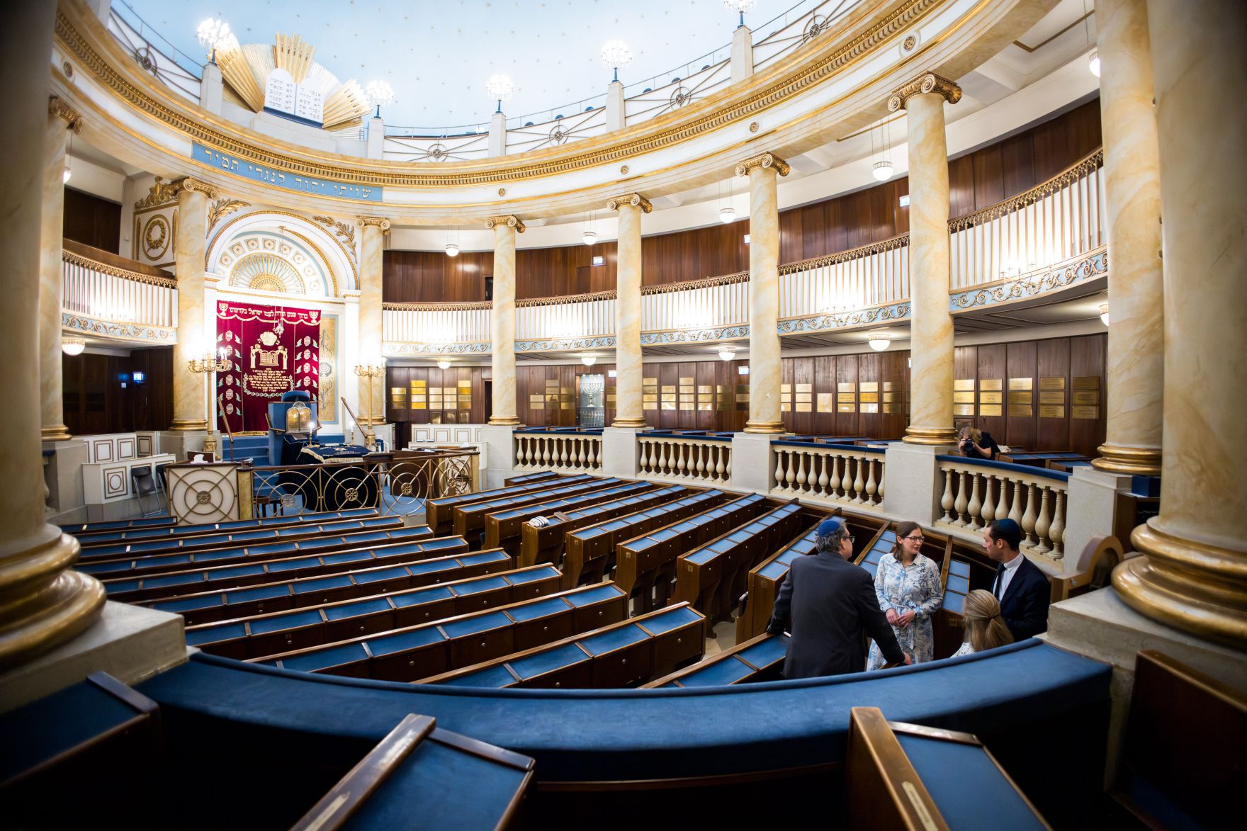 Am 1. September 2025 besuchte Bundesministerin Claudia Plakolm (2.v.l.) den Wiener Stadttempel. Im Bild mit dem Pr&auml;sidenten der israelitischen Kultusgemeinde Oskar Deutsch (l.).
