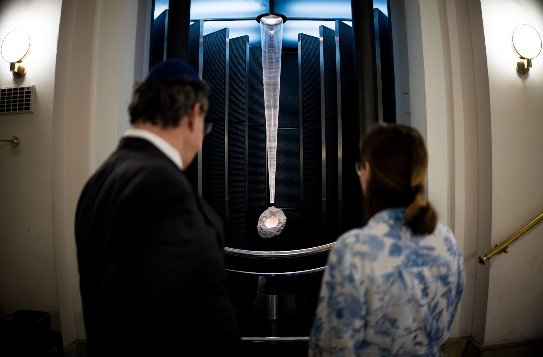 Am 1. September 2025 besuchte Bundesministerin Claudia Plakolm (r.) den Wiener Stadttempel. Im Bild mit dem Pr&auml;sidenten der israelitischen Kultusgemeinde Oskar Deutsch (l.).