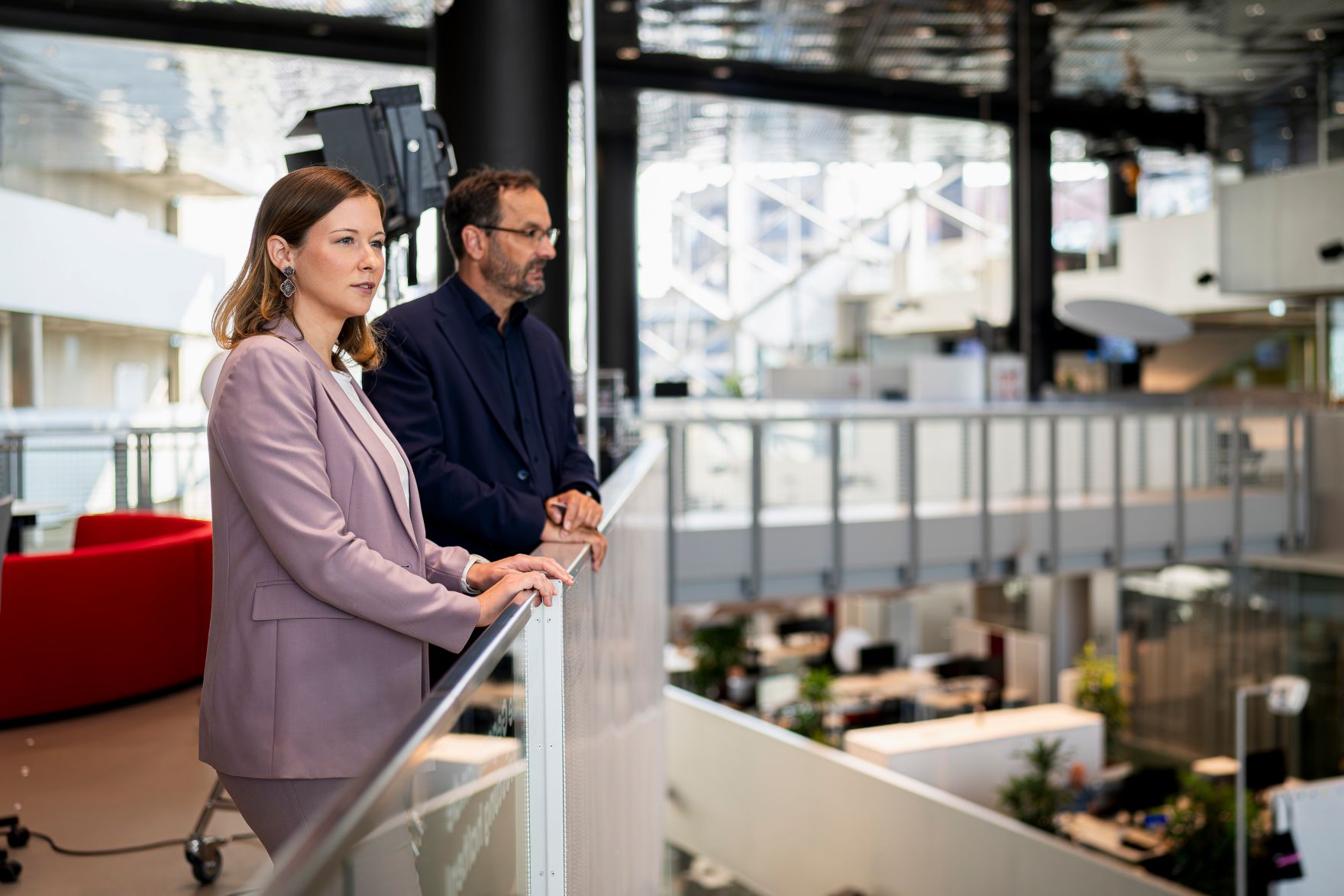 Am 9. September 2025 reiste Bundesministerin Claudia Plakolm (l.) zu einem Arbeitsbesuch nach Berlin. Im Bild beim Besuch der Bild Redaktion.