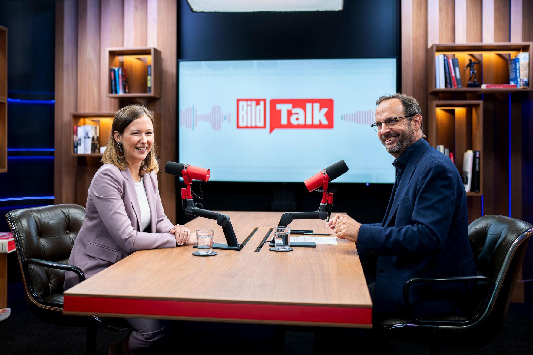 Am 9. September 2025 reiste Bundesministerin Claudia Plakolm (l.) zu einem Arbeitsbesuch nach Berlin. Im Bild bei einem Interview mit der Bild Zeitung.