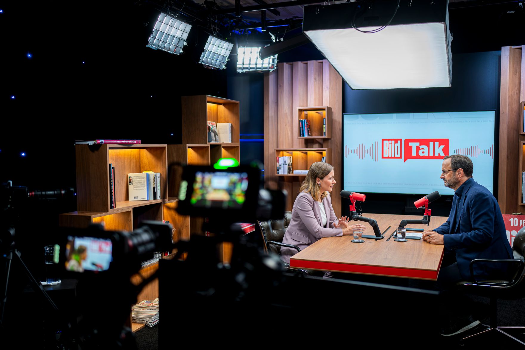 Am 9. September 2025 reiste Bundesministerin Claudia Plakolm (l.) zu einem Arbeitsbesuch nach Berlin. Im Bild bei einem Interview mit der Bild Zeitung.