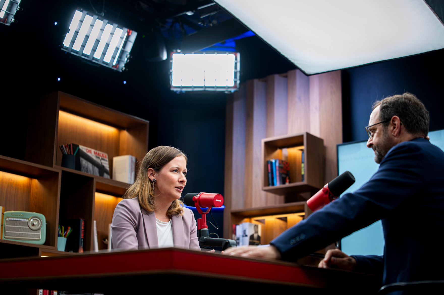 Am 9. September 2025 reiste Bundesministerin Claudia Plakolm (l.) zu einem Arbeitsbesuch nach Berlin. Im Bild bei einem Interview mit der Bild Zeitung.