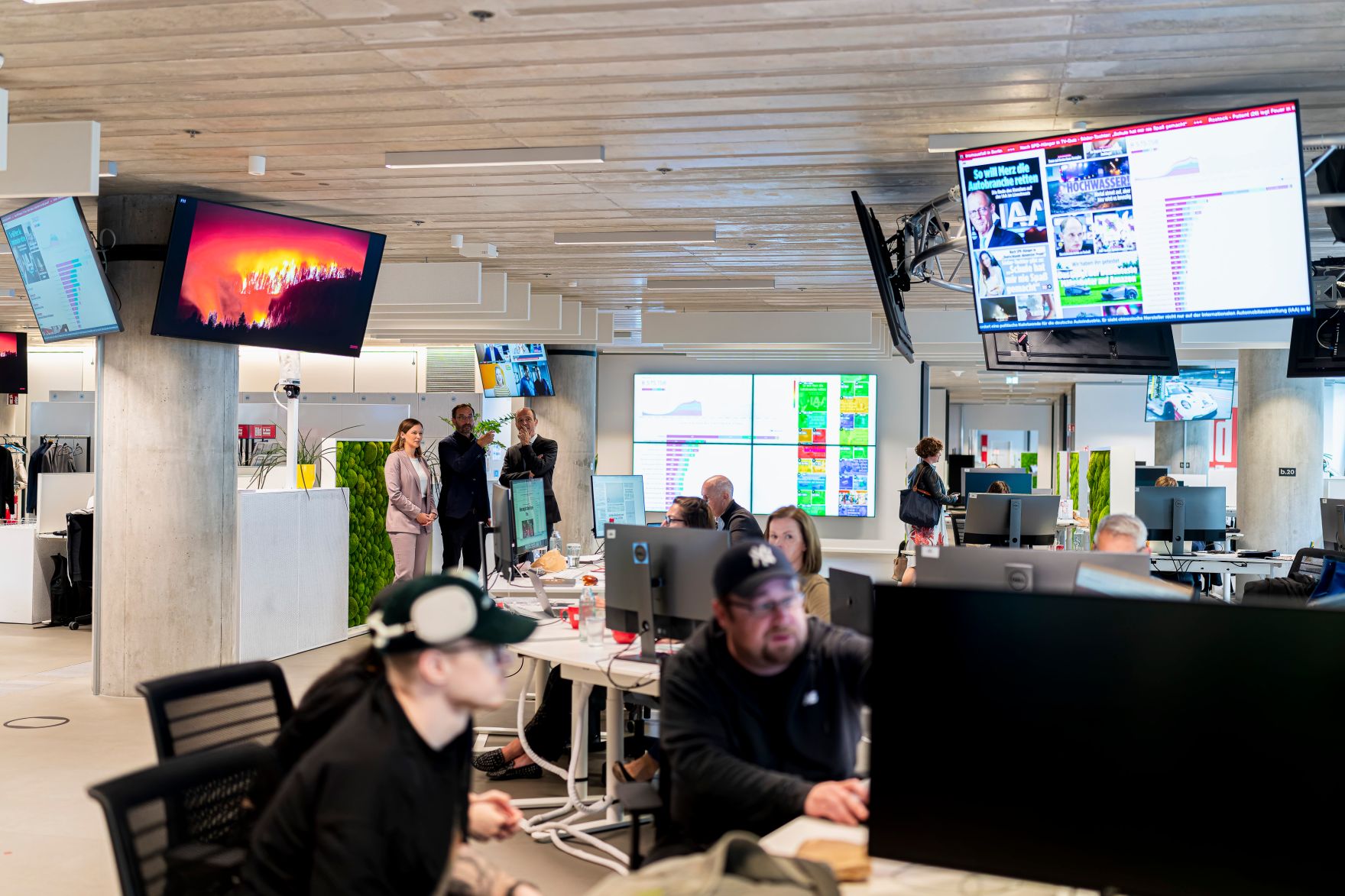 Am 9. September 2025 reiste Bundesministerin Claudia Plakolm zu einem Arbeitsbesuch nach Berlin. Im Bild beim Besuch der Bild Redaktion.