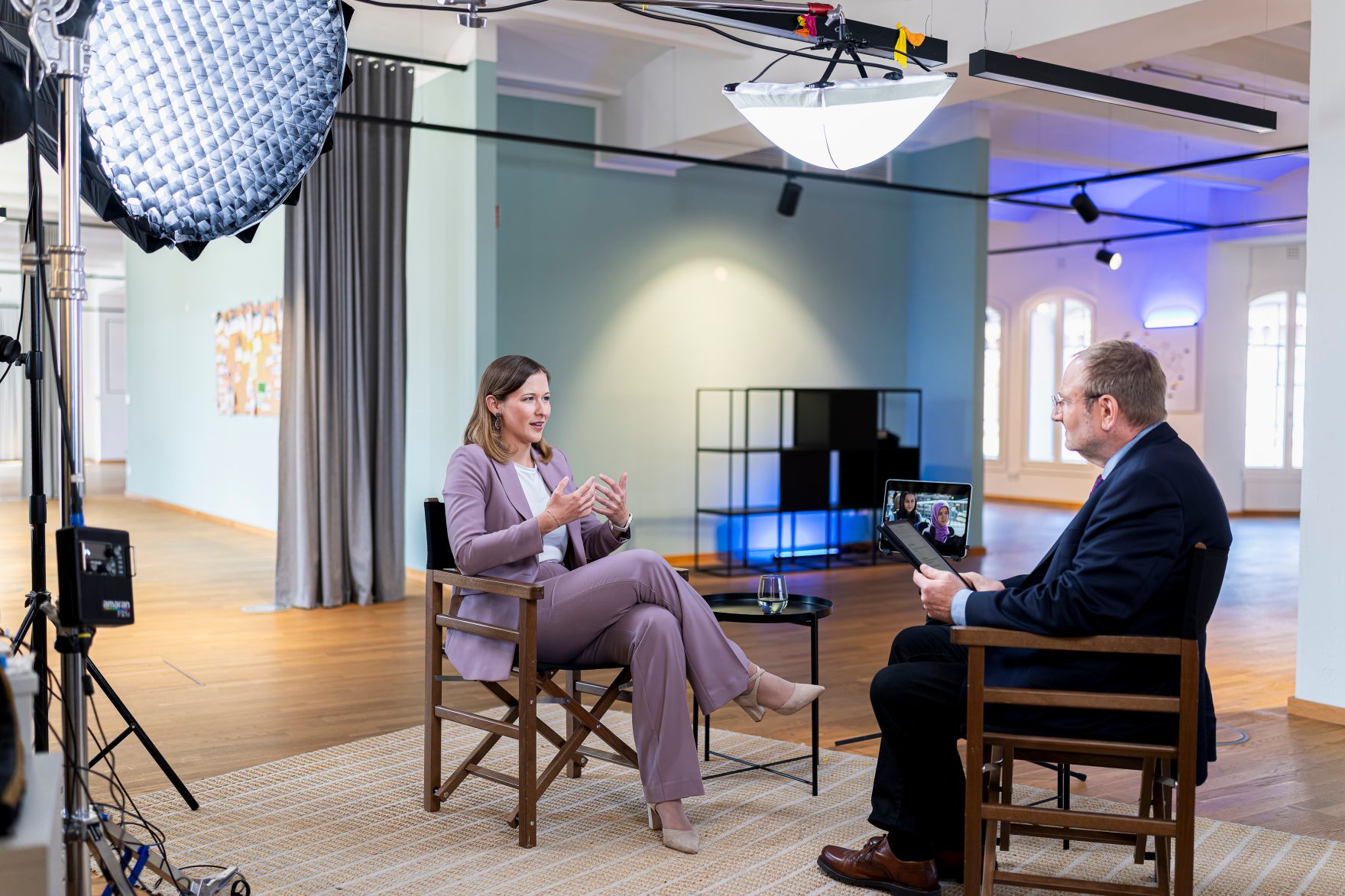 Am 9. September 2025 reiste Bundesministerin Claudia Plakolm (l.) zu einem Arbeitsbesuch nach Berlin. Im Bild bei einem Interview mit Ralf Schuler (r.), Redakteur des Onlinemediums NiUS.