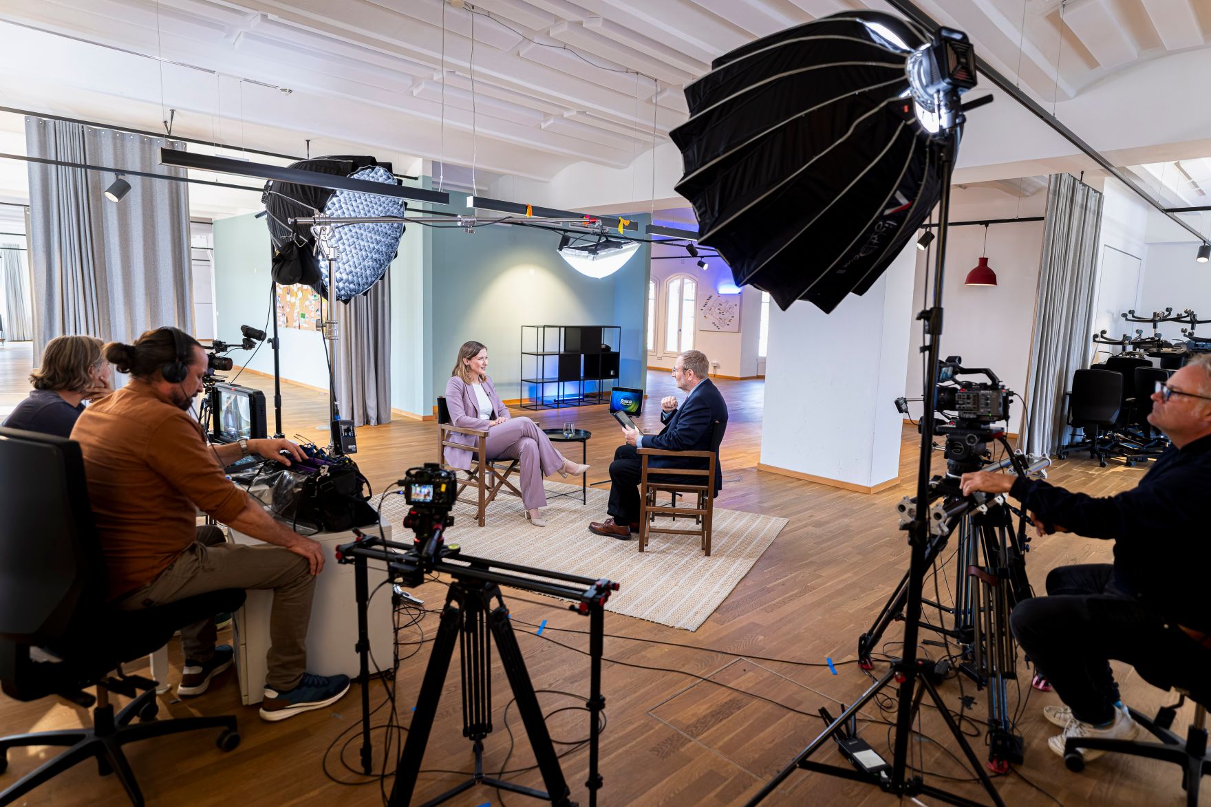 Am 9. September 2025 reiste Bundesministerin Claudia Plakolm (l.) zu einem Arbeitsbesuch nach Berlin. Im Bild bei einem Interview mit Ralf Schuler (r.), Redakteur des Onlinemediums NiUS.