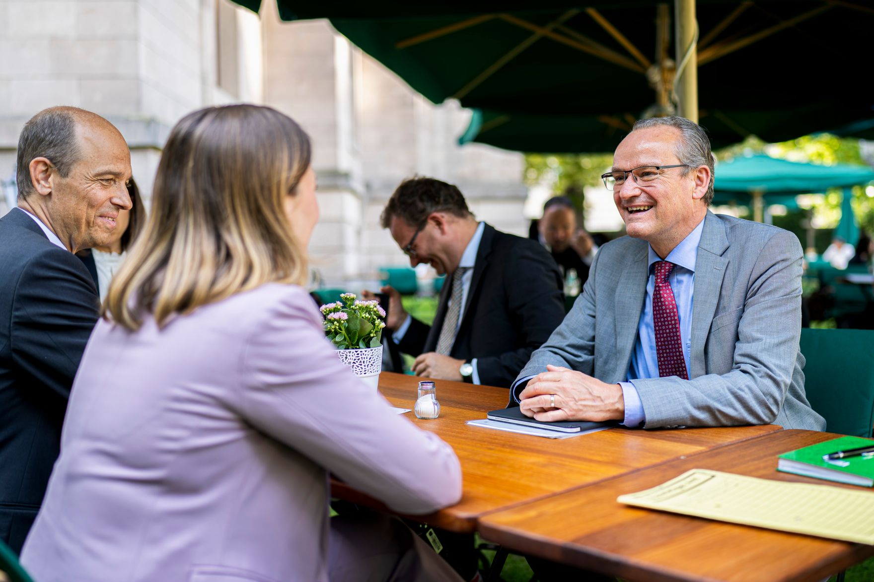 Am 9. September 2025 reiste Bundesministerin Claudia Plakolm (l.) zu einem Arbeitsbesuch nach Berlin. Im Bild mit dem Staatsminister f&uuml;r Europa Gunther Krichbaum (r.).