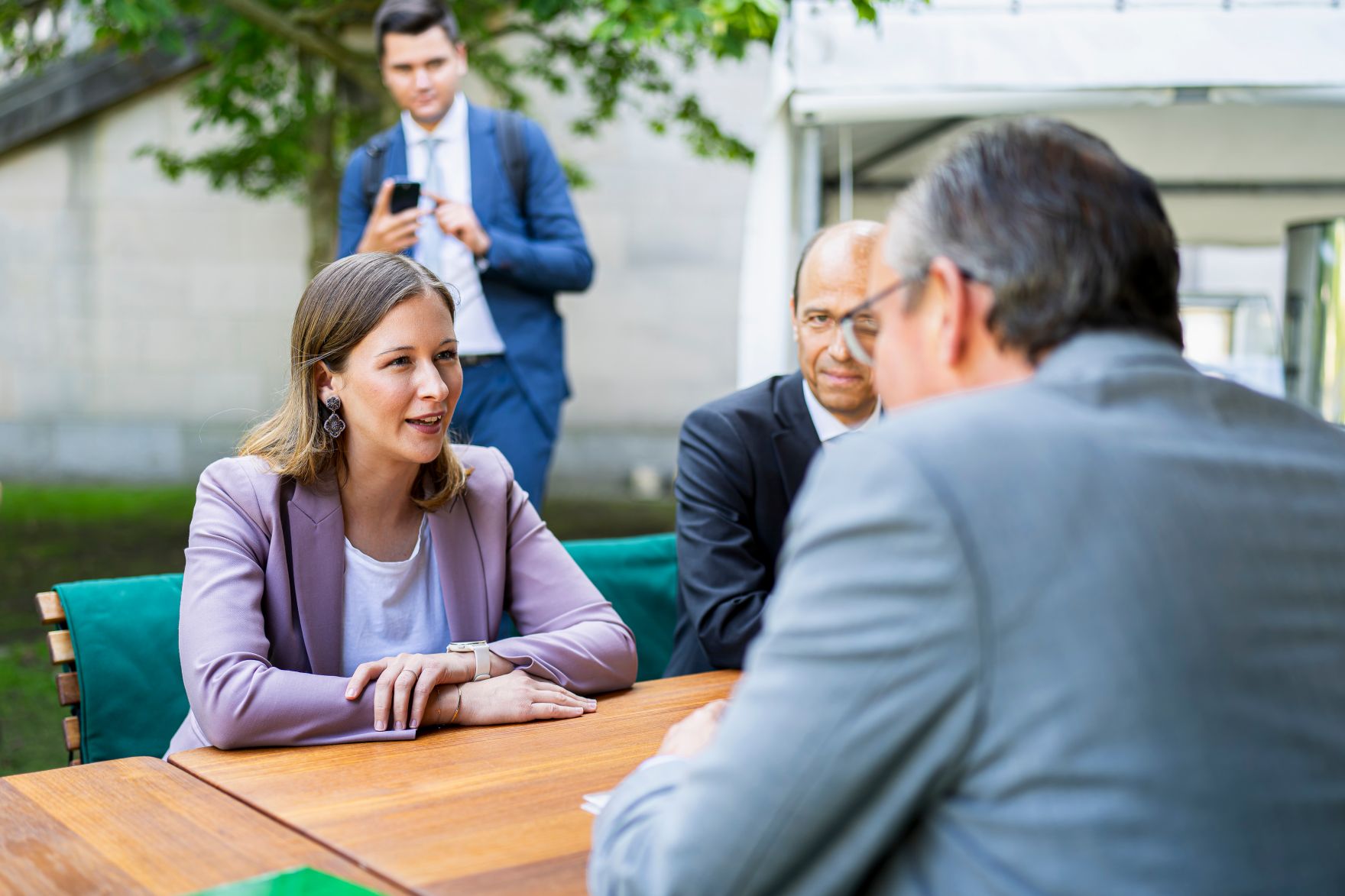 Am 9. September 2025 reiste Bundesministerin Claudia Plakolm (l.) zu einem Arbeitsbesuch nach Berlin. Im Bild mit dem Staatsminister f&uuml;r Europa Gunther Krichbaum (r.).