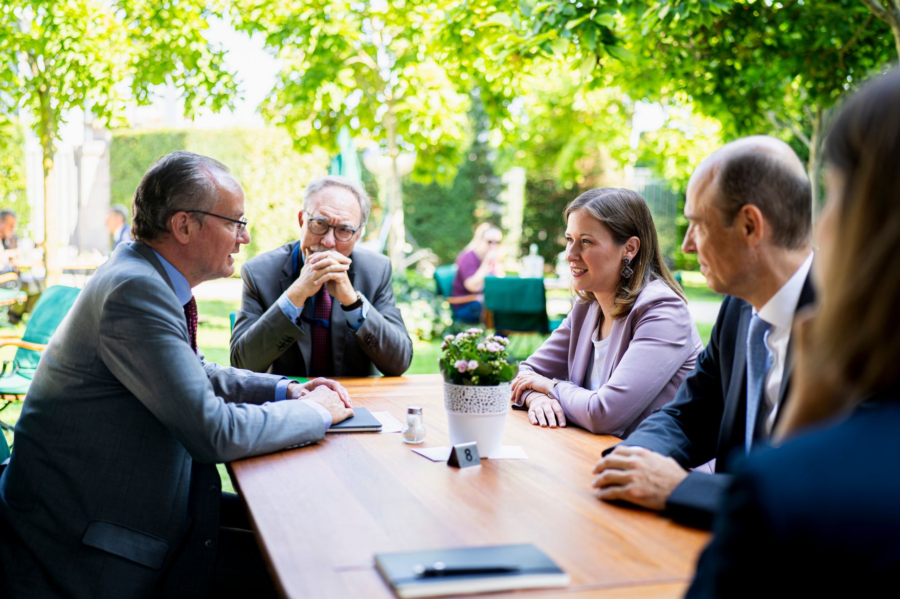 Am 9. September 2025 reiste Bundesministerin Claudia Plakolm (r.) zu einem Arbeitsbesuch nach Berlin. Im Bild mit dem Staatsminister f&uuml;r Europa Gunther Krichbaum (l.).