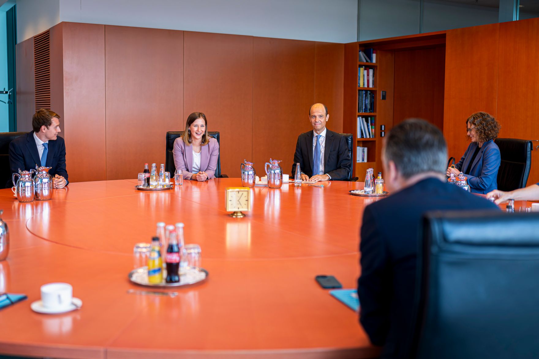 Am 9. September 2025 reiste Bundesministerin Claudia Plakolm zu einem Arbeitsbesuch nach Berlin. Im Bild mit dem Chef des Bundeskanzleramts und Bundesminister f&uuml;r besondere Aufgaben Thorsten Frei.